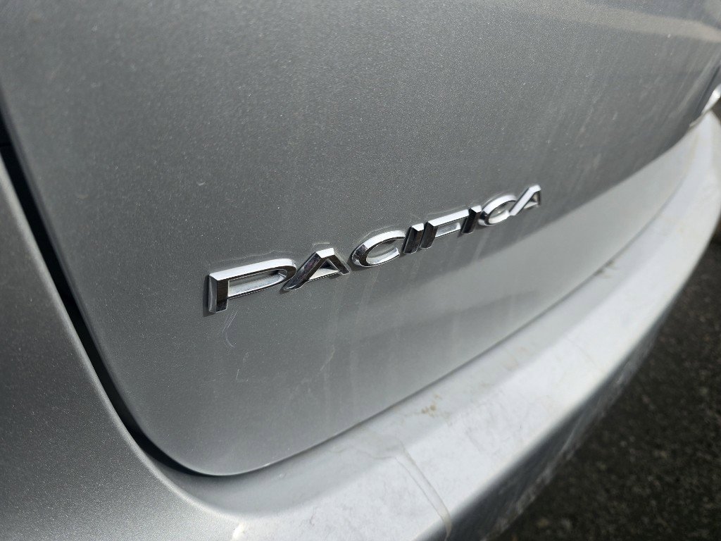 Used 2024 Chrysler Pacifica Select image 16