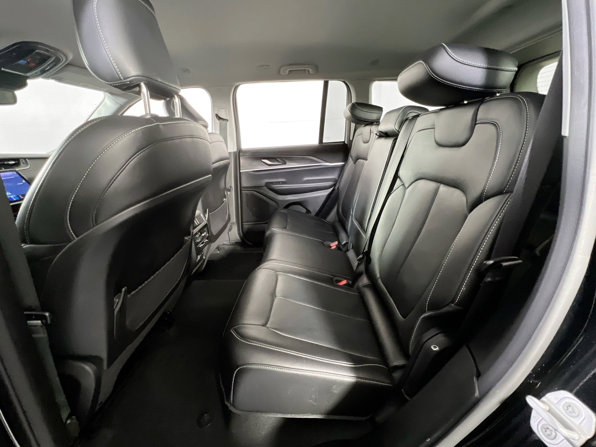 Used 2023 Jeep Grand Cherokee Limited w/ Black Appearance Package image 23