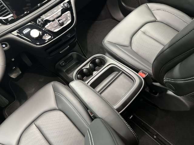 New 2027 Chrysler Pacifica Select AWD/4WD image 24