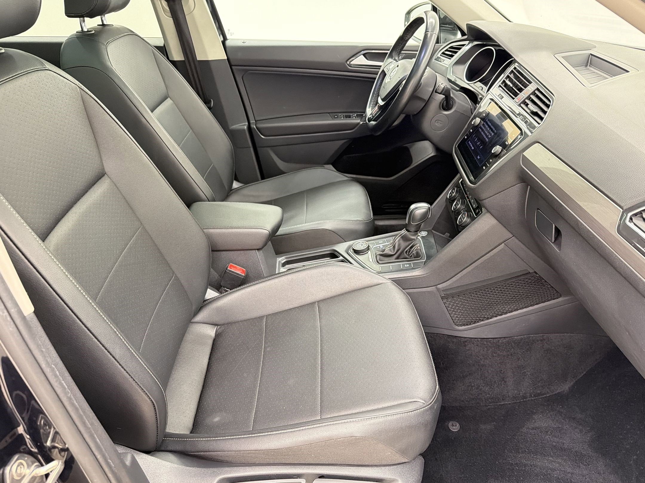 Used 2018 Volkswagen Tiguan SE w/ Panoramic Sunroof Package image 27