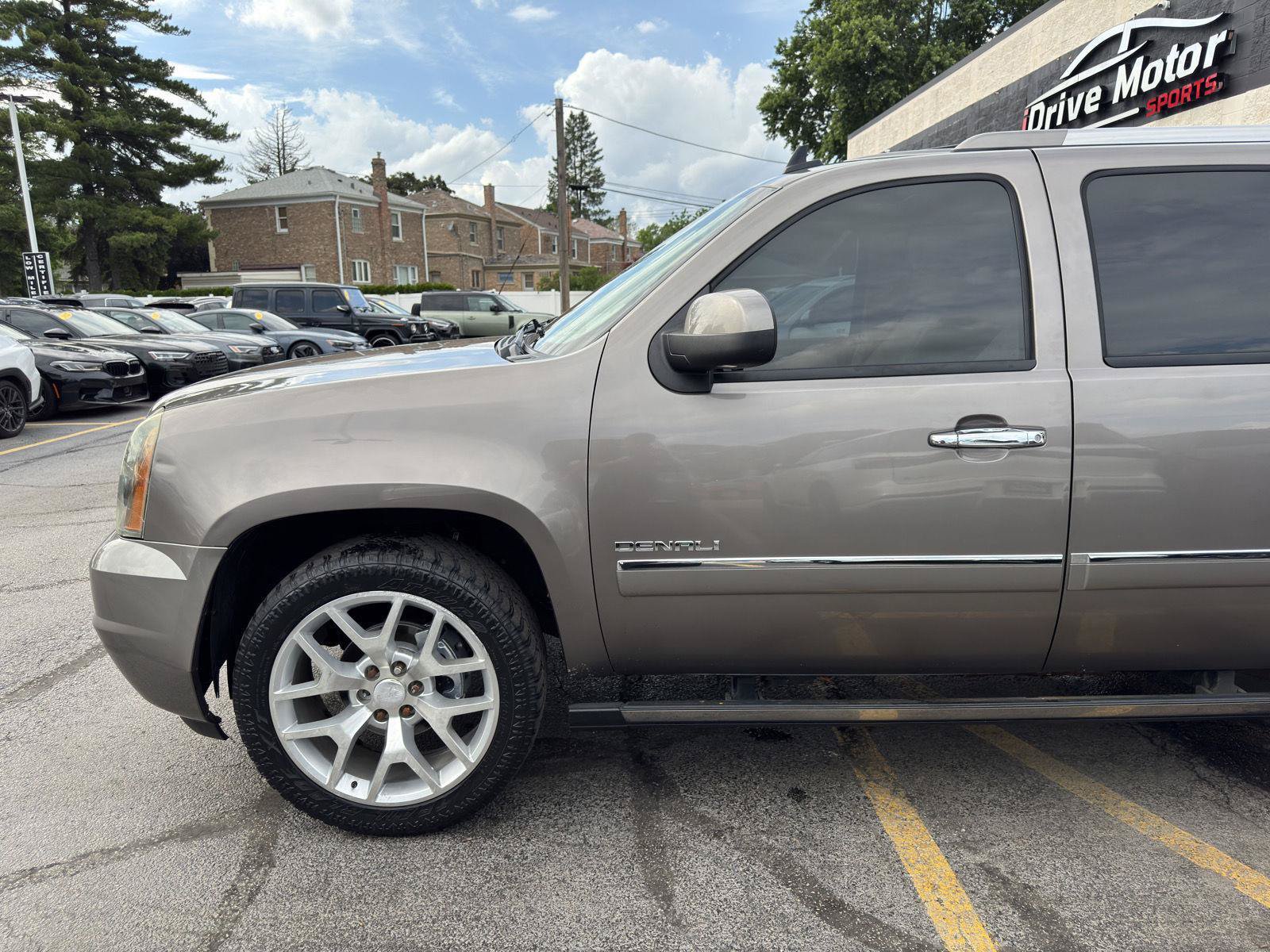 Used 2011 GMC Yukon XL Denali AWD/4WD image 4