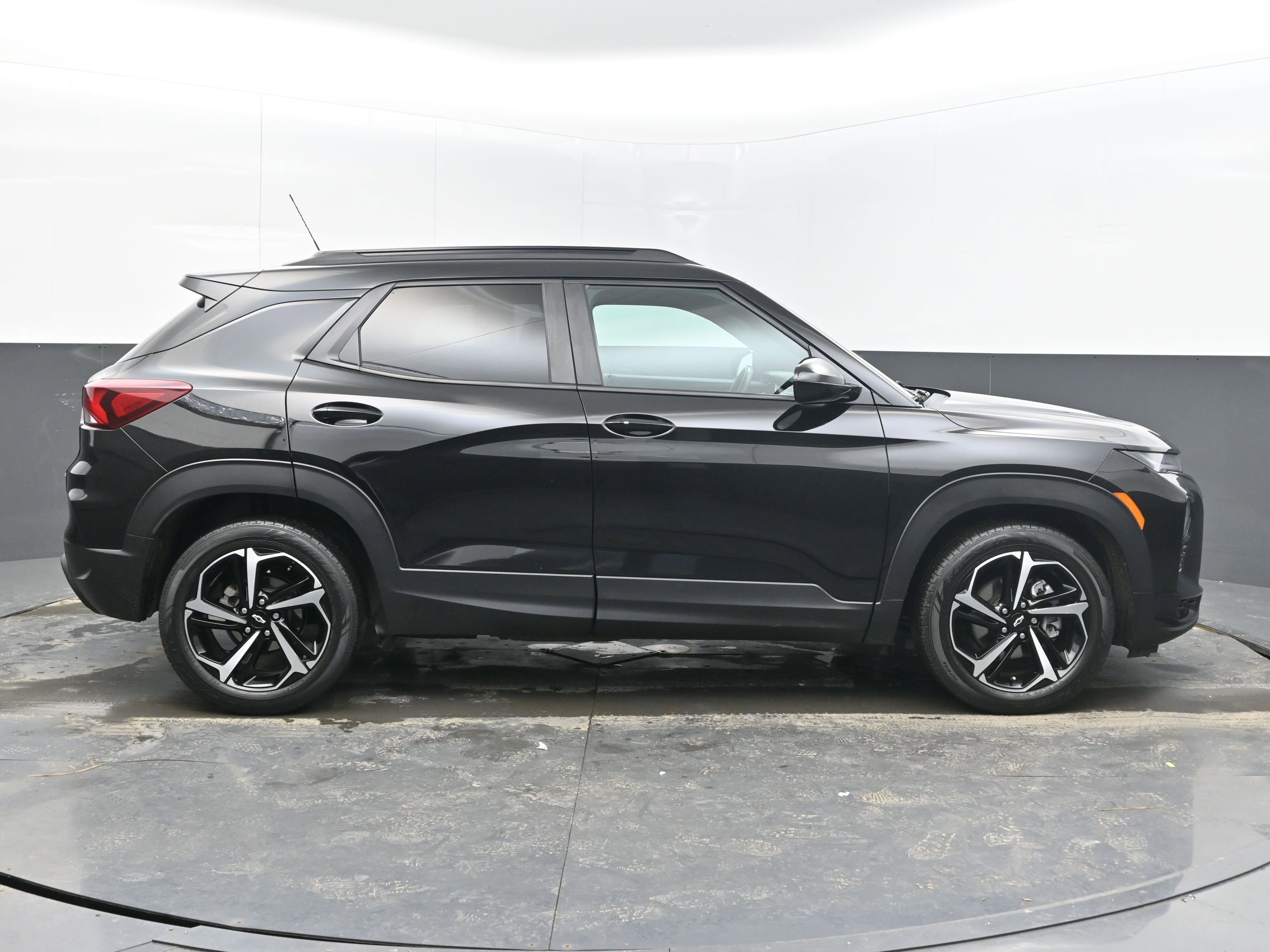 Used 2022 Chevrolet TrailBlazer RS w/ Sun and Liftgate Package image 8