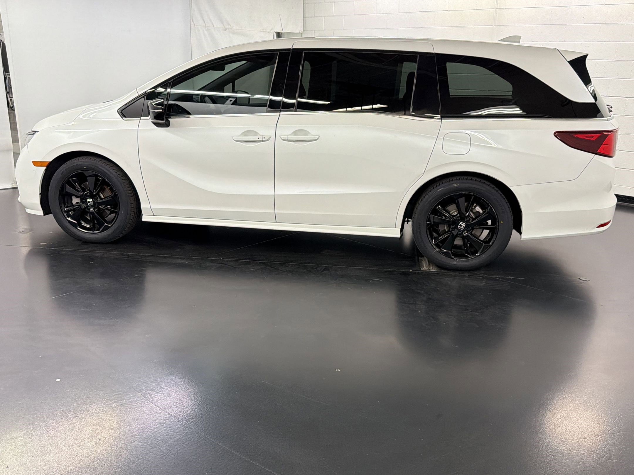 Certified 2023 Honda Odyssey Sport image 2