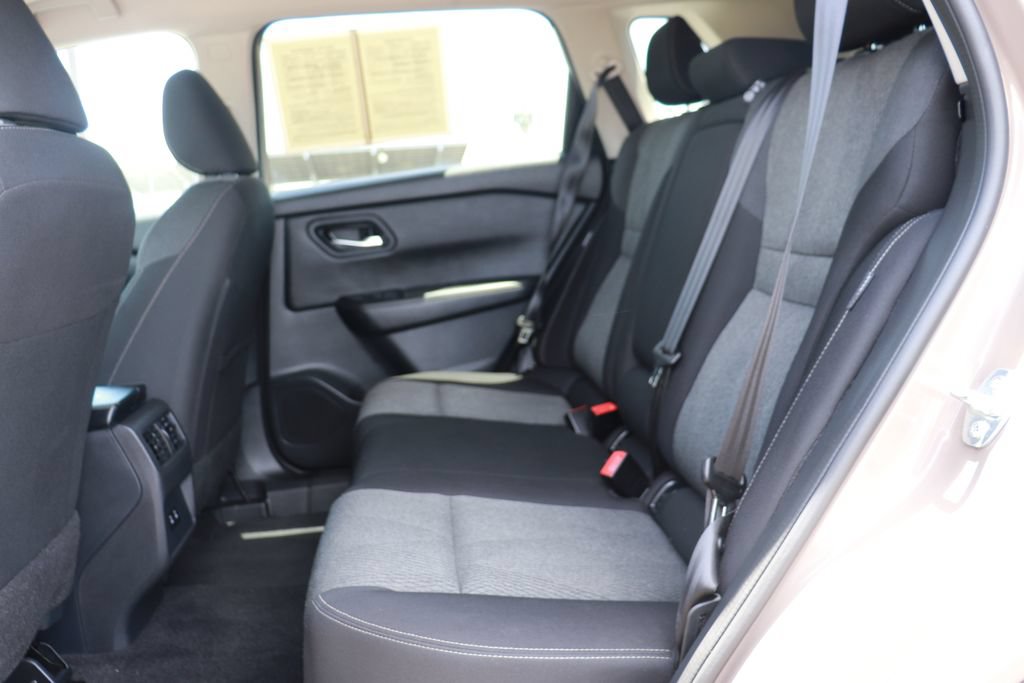 Used 2025 Nissan Rogue SV FWD image 12