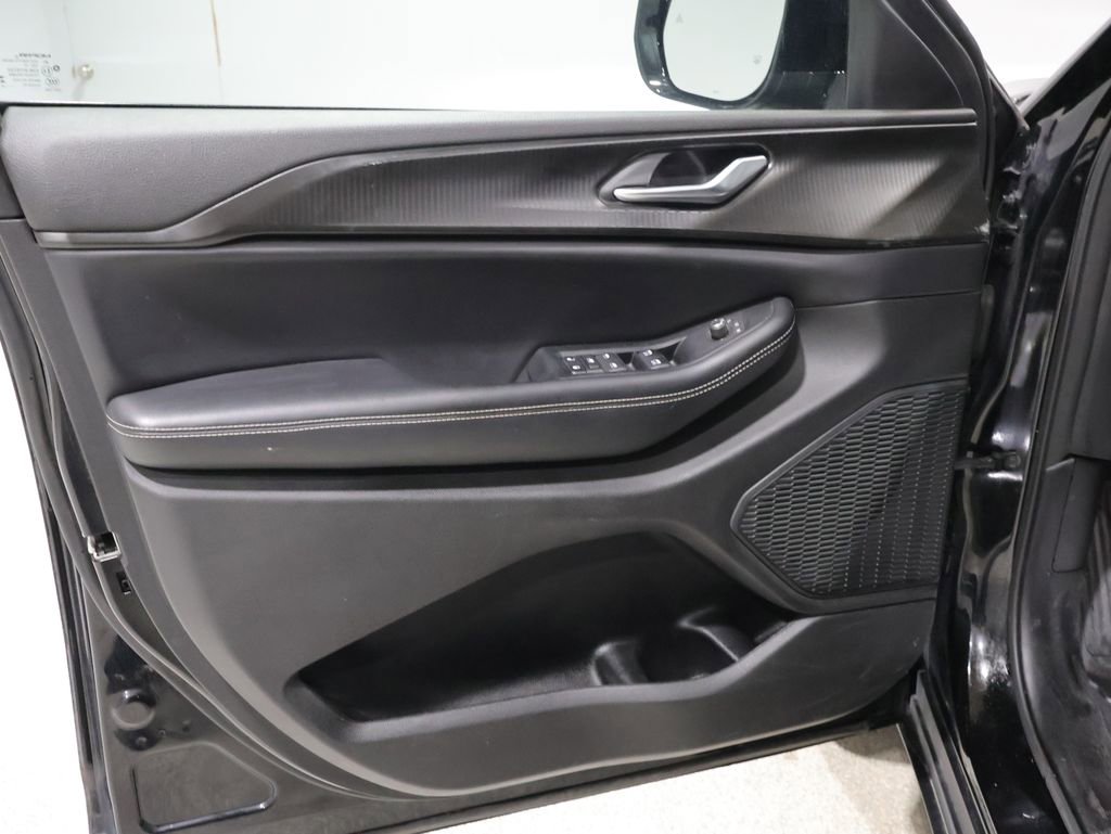 Used 2023 Jeep Grand Cherokee L Laredo image 13