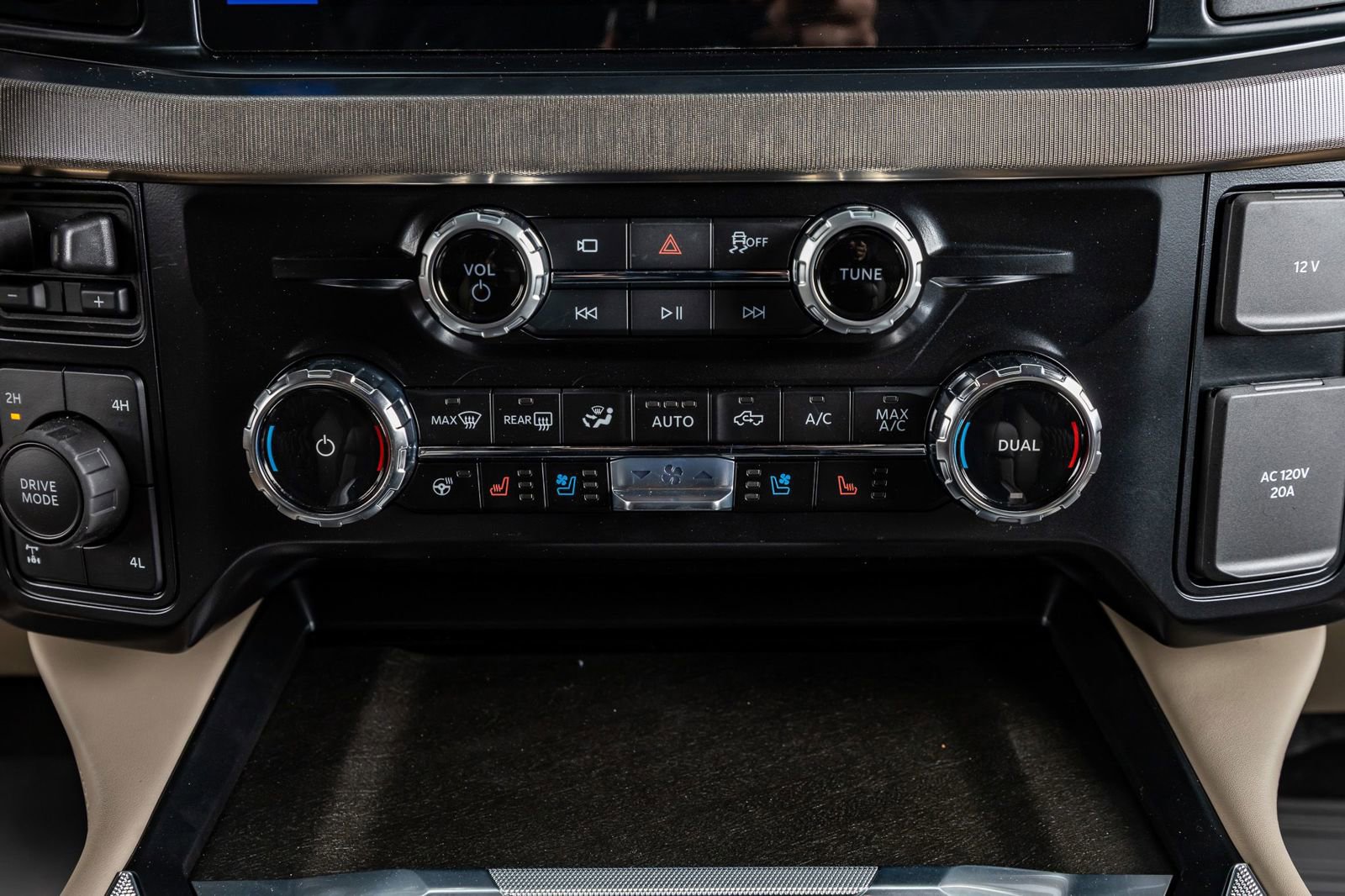 Used 2026 Ford F350 Platinum w/ Platinum Plus Package image 28