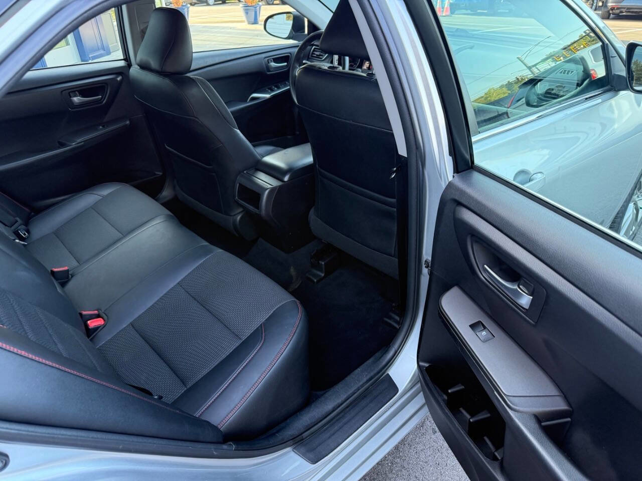 Used 2016 Toyota Camry SE w/ Moonroof Package image 13