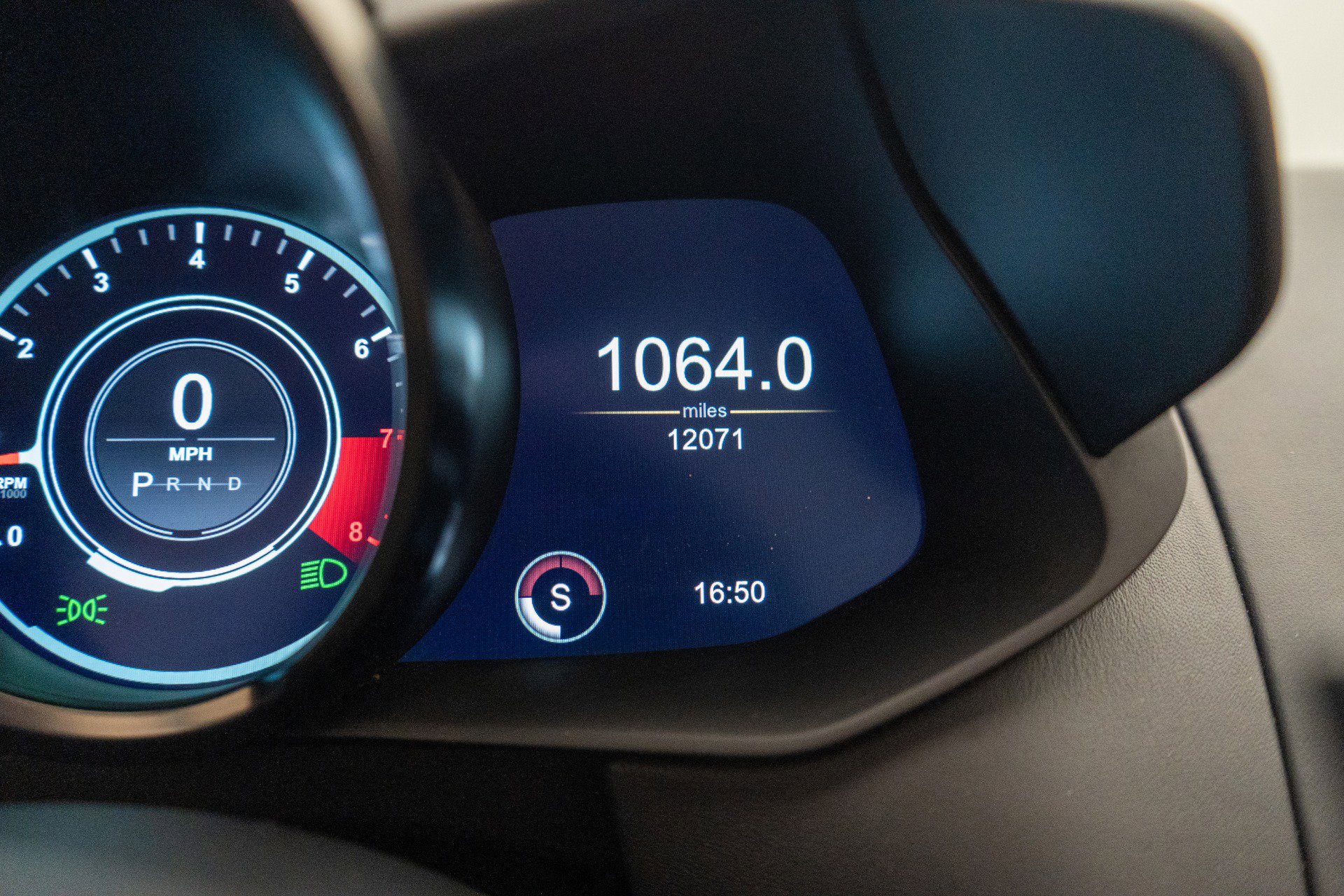 Used 2022 Aston Martin V8 Vantage Roadster image 22