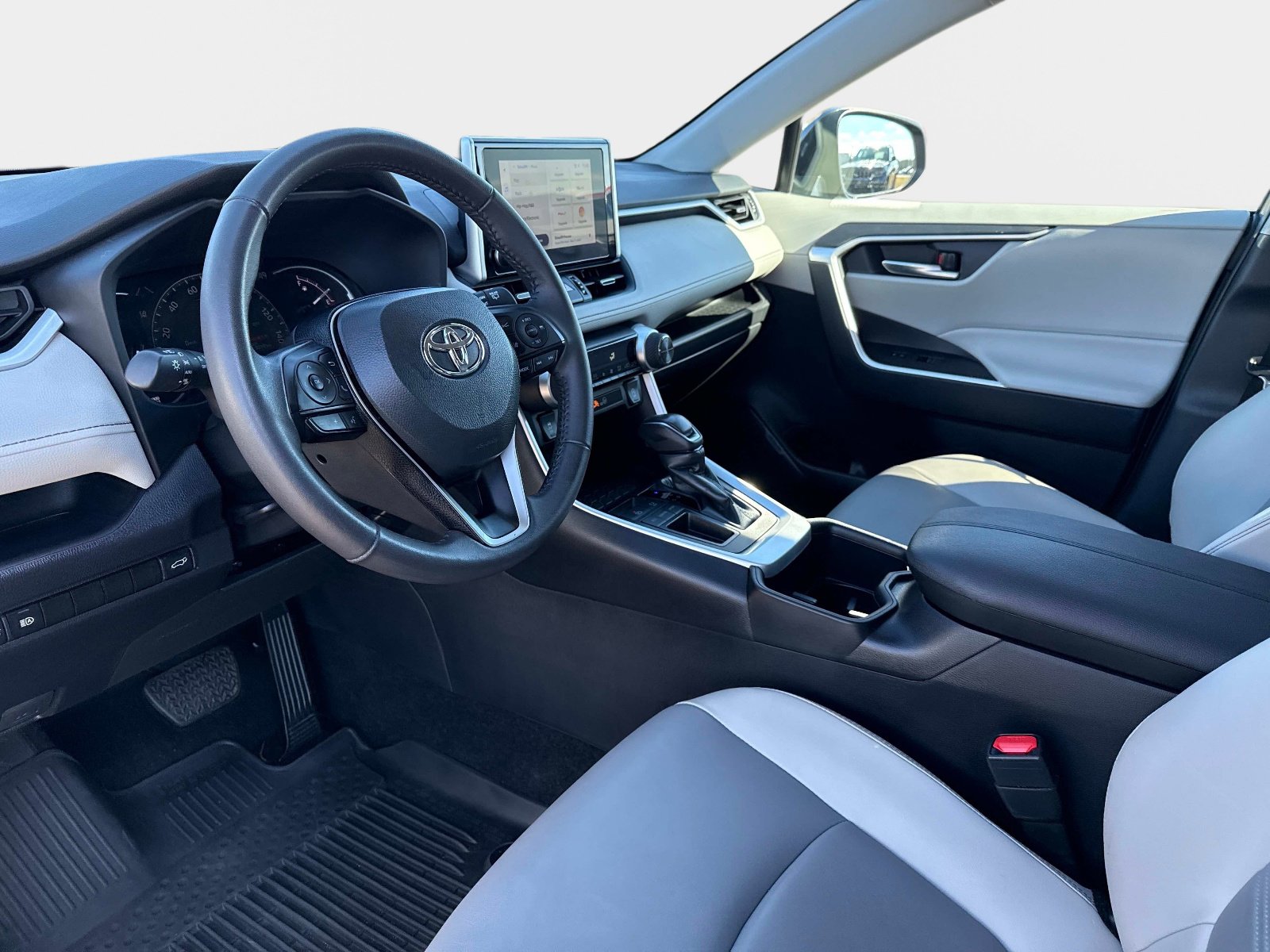 Used 2024 Toyota RAV4 XLE Premium image 33