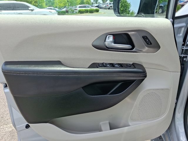Used 2024 Chrysler Pacifica Touring-L FWD image 12