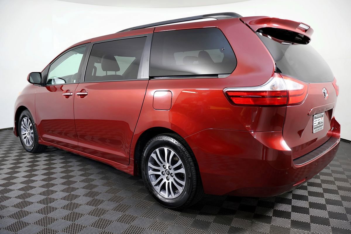 Used 2018 Toyota Sienna XLE w/ XLE Navigation Package FWD image 12