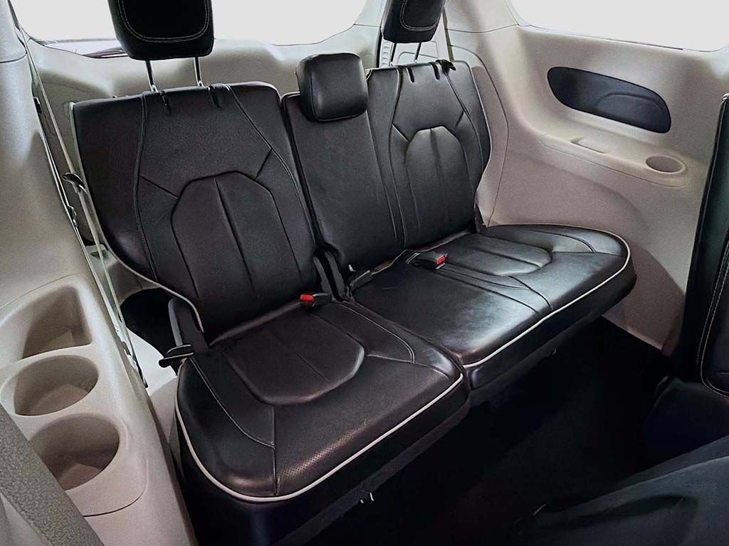 Used 2023 Chrysler Pacifica Limited w/ Uconnect Theater Family Group FWD image 32