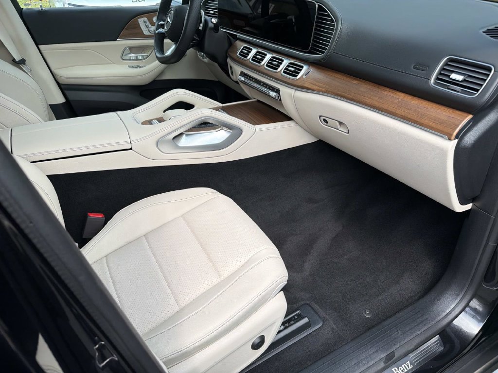Used 2025 Mercedes-Benz GLS 450 4MATIC w/ AMG Line Exterior image 32