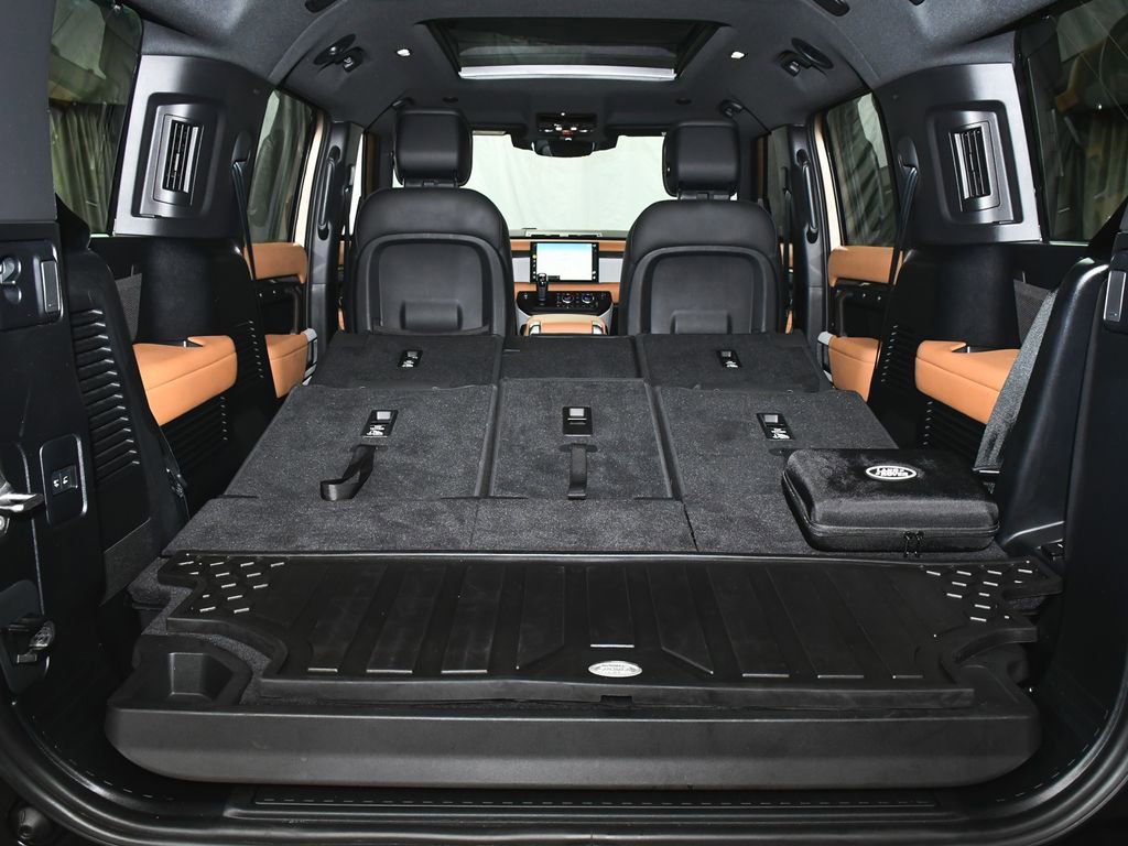 Used 2024 Land Rover Defender 130 X-Dynamic SE image 75