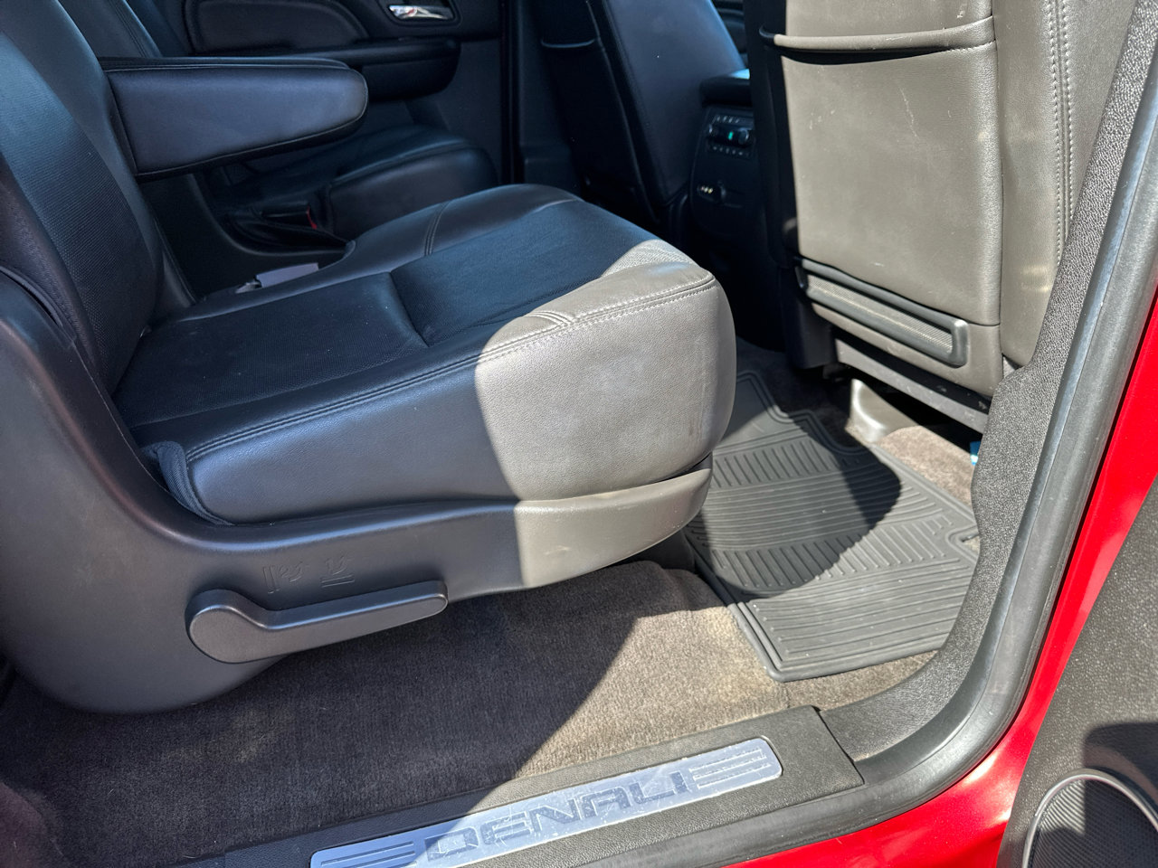 Used 2014 GMC Yukon XL Denali image 28