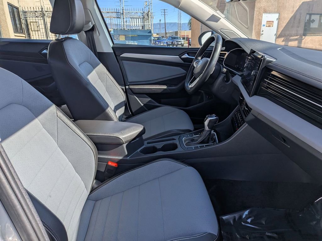Used 2025 Volkswagen Jetta SE image 30