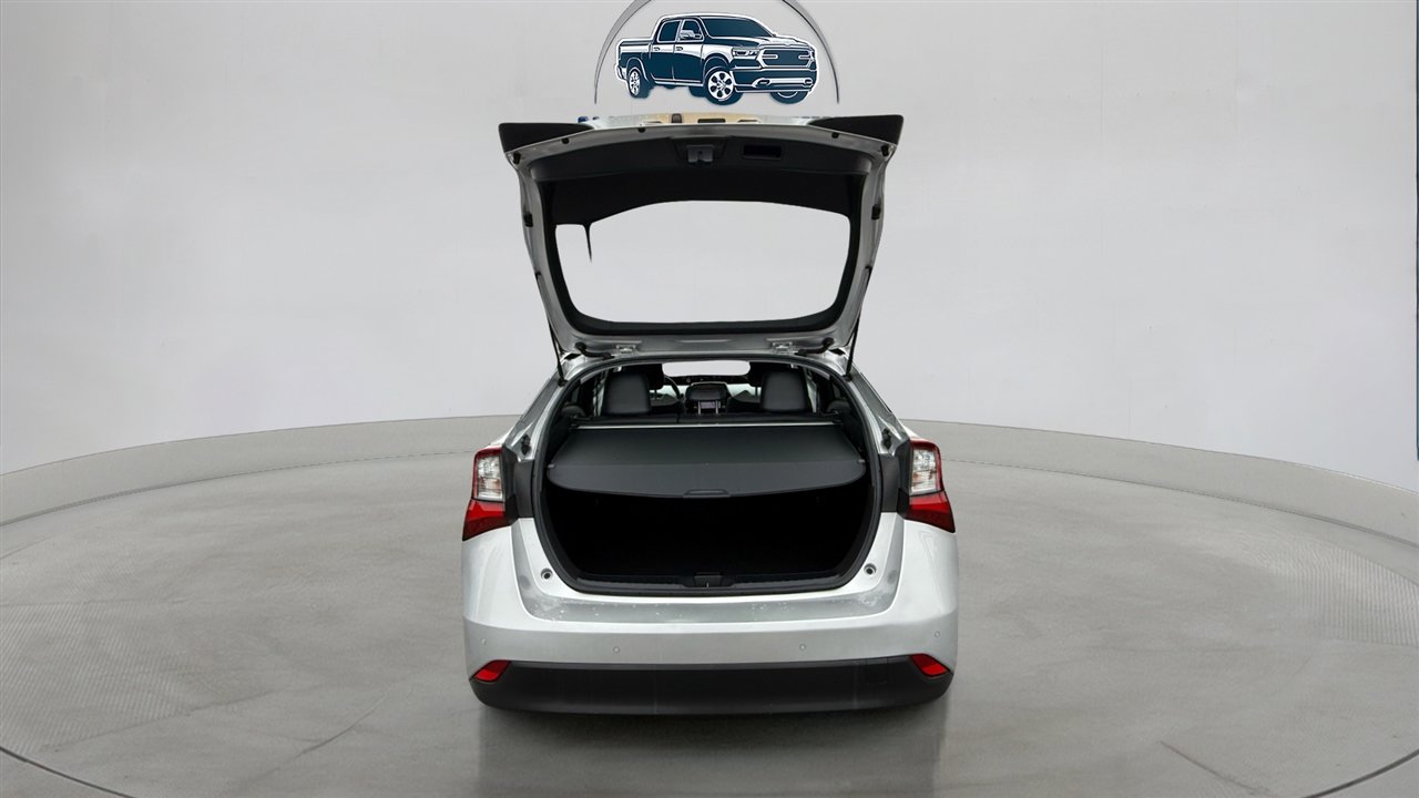Used 2021 Toyota Prius XLE image 9