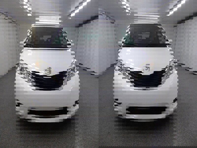 Used 2014 Toyota Sienna LE image 2