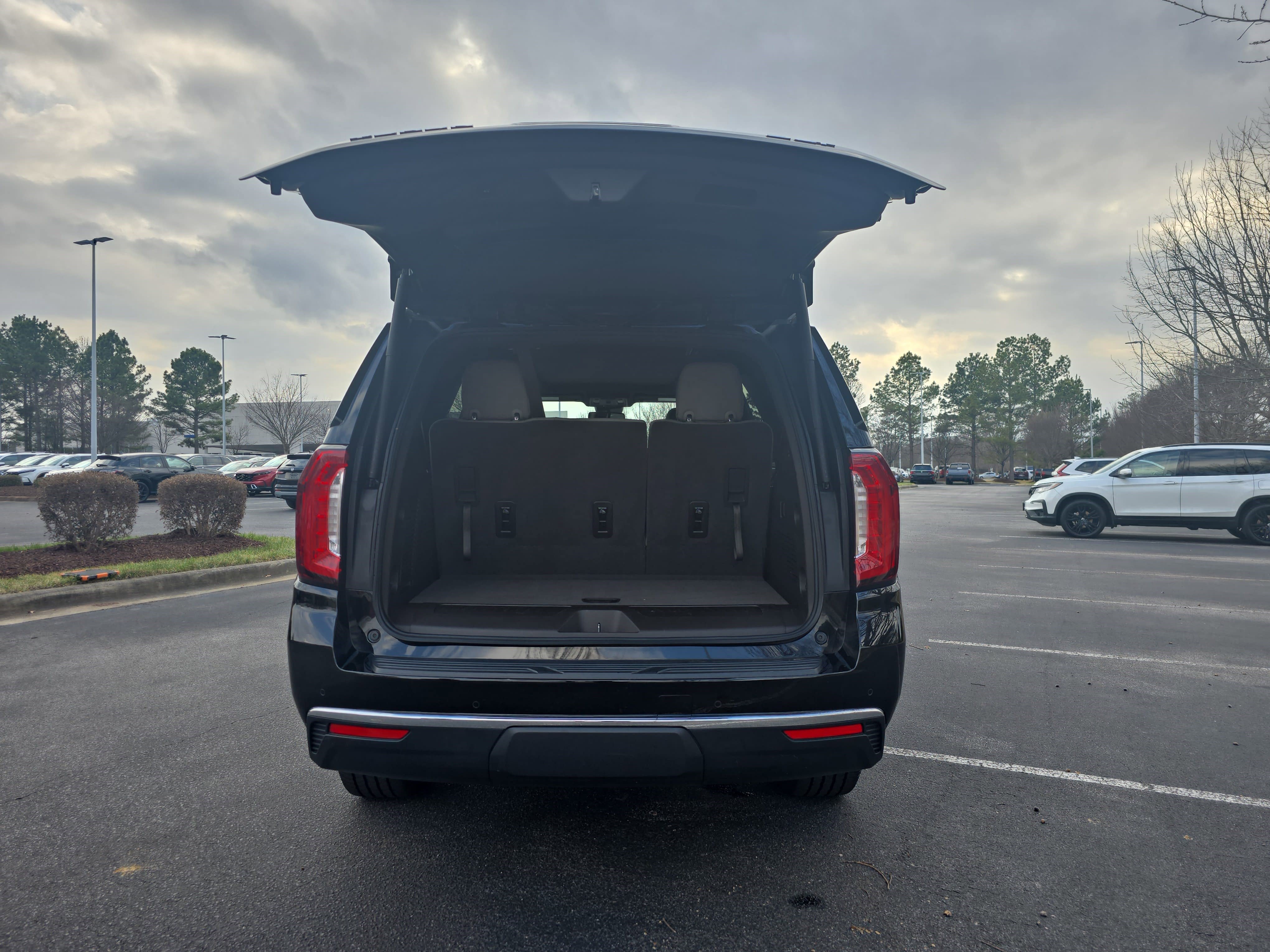 Used 2023 GMC Yukon SLT image 13