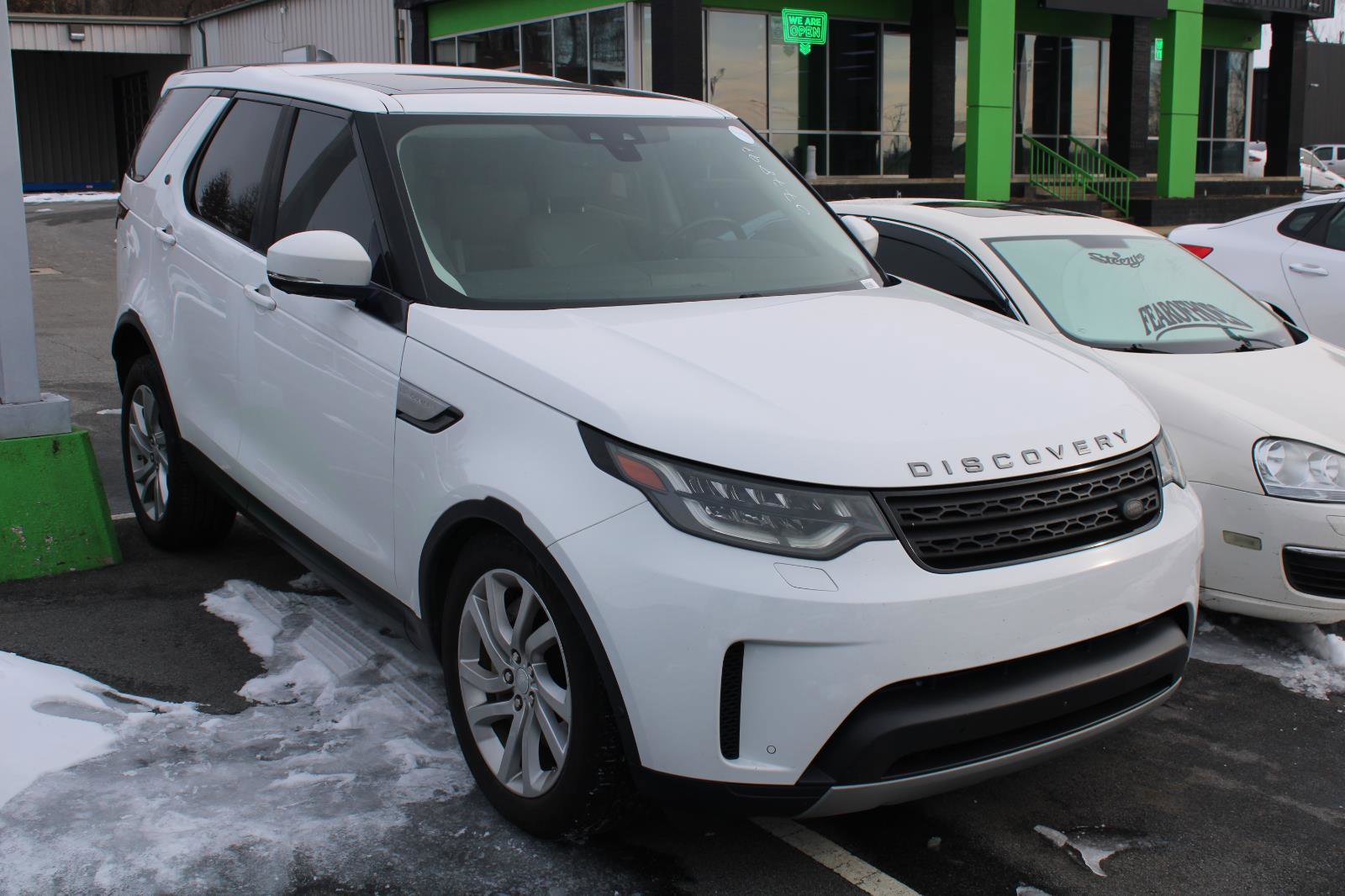 Used 2018 Land Rover Discovery HSE image 3