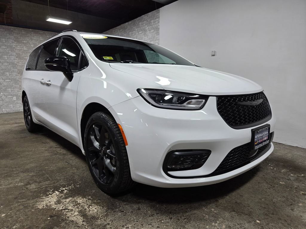 Used 2024 Chrysler Pacifica Touring-L w/ S Appearance Package AWD/4WD image 4