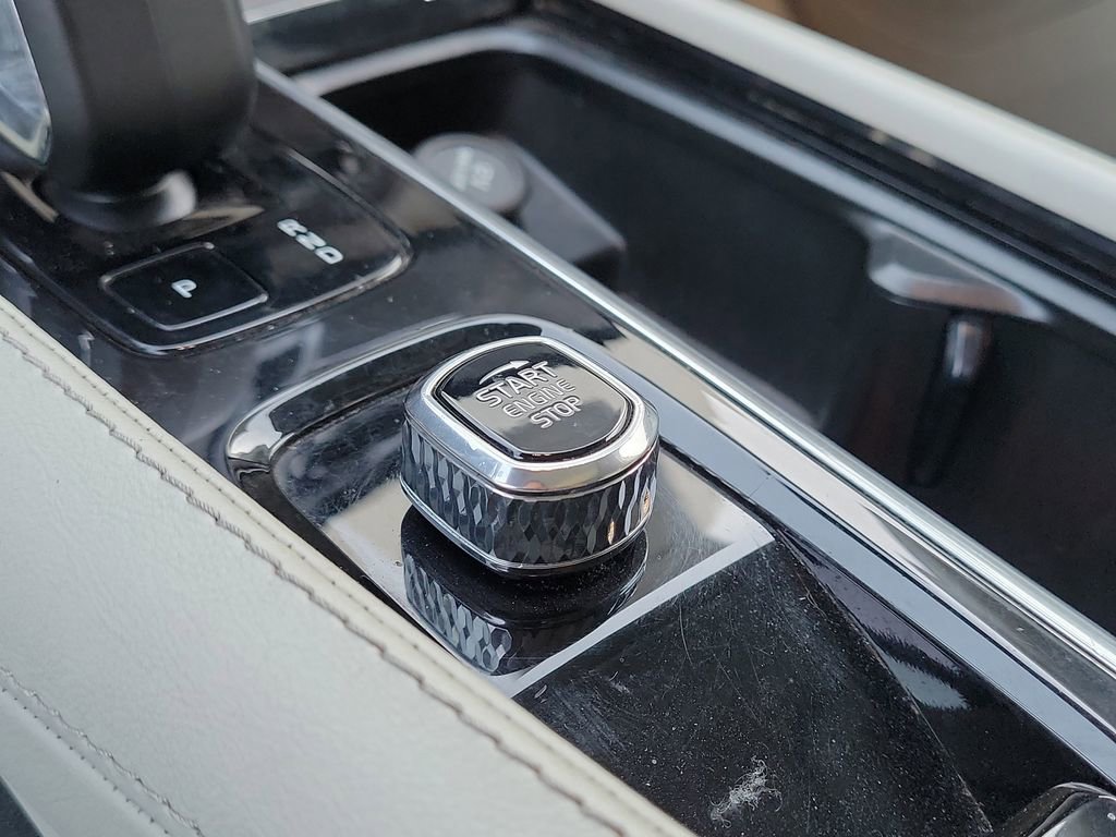 Used 2023 Volvo XC90 B6 Plus image 15