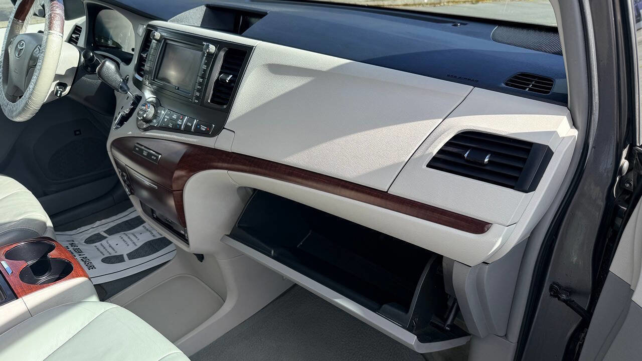 Used 2012 Toyota Sienna Limited w/ Premium Pkg image 19