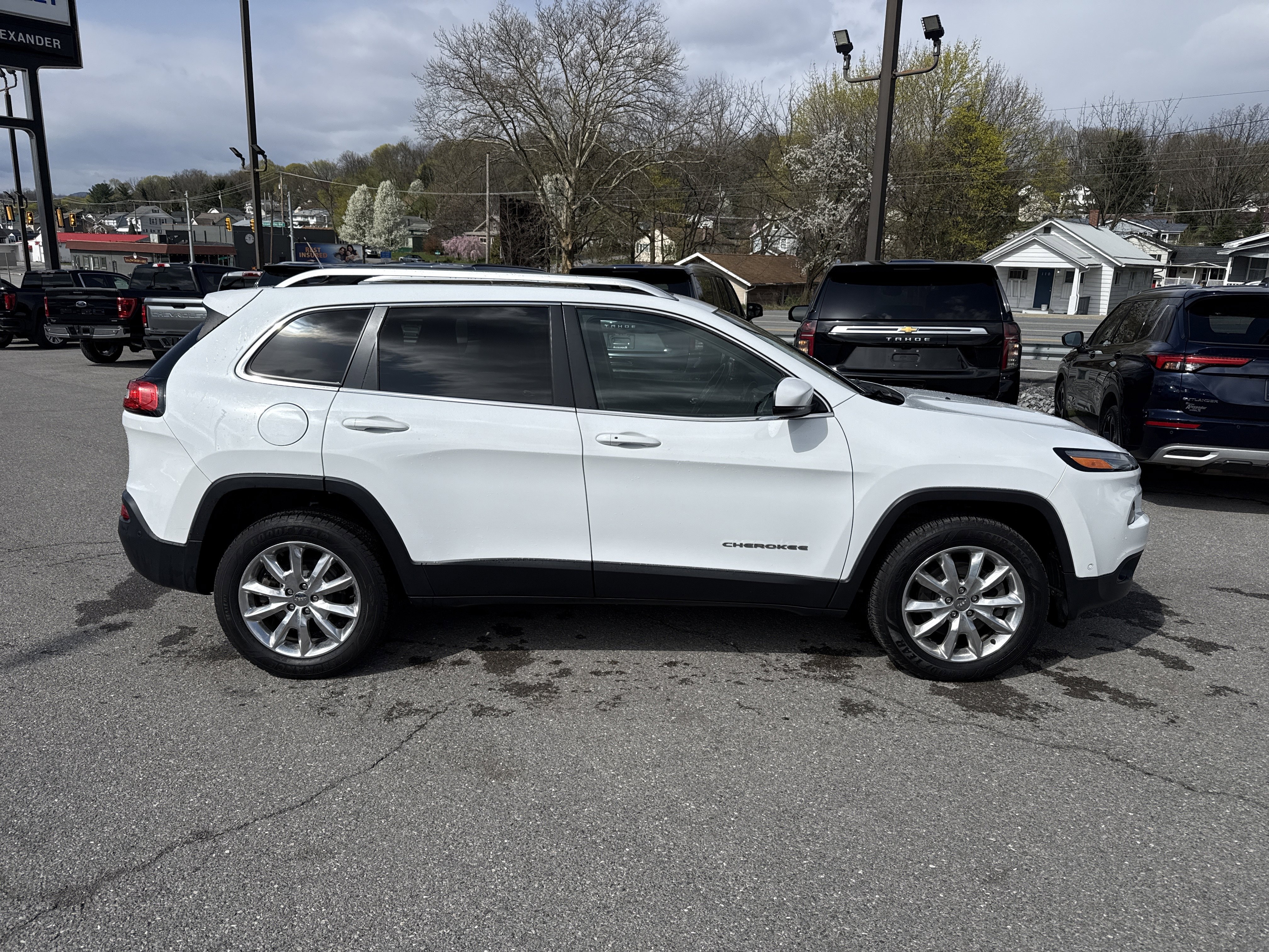 Used 2014 Jeep Cherokee Limited w/ Technology Group image 2
