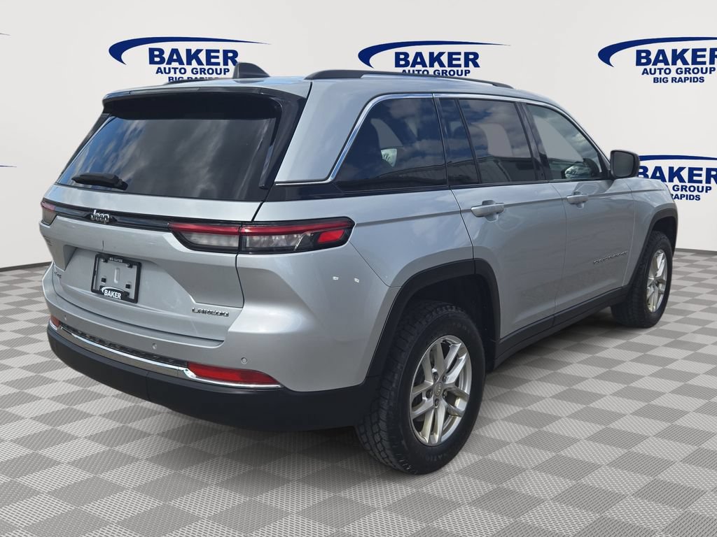 Used 2022 Jeep Grand Cherokee Laredo w/ Luxury Tech Group I AWD/4WD image 3