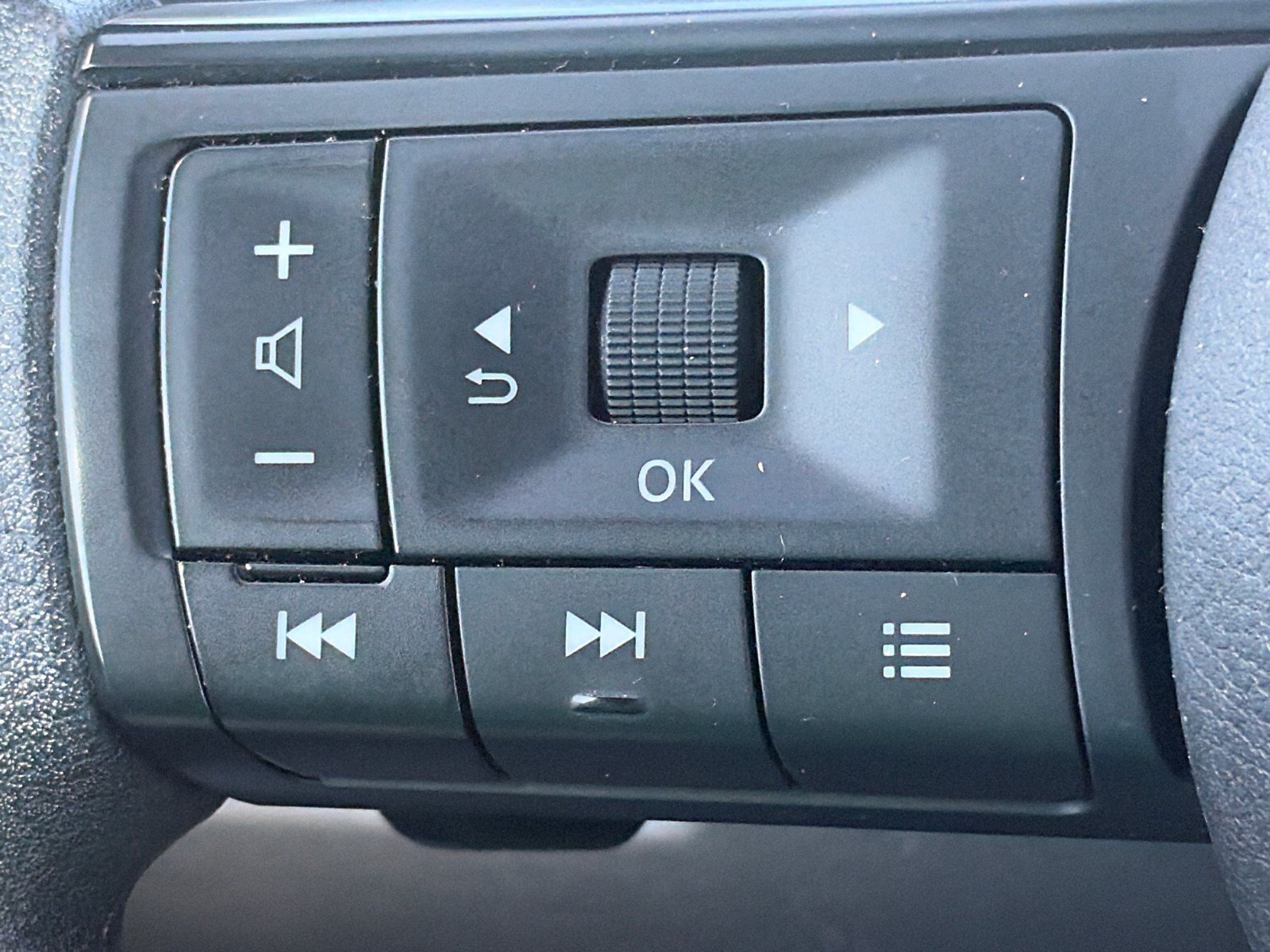 Used 2024 Nissan Rogue SV AWD/4WD image 27