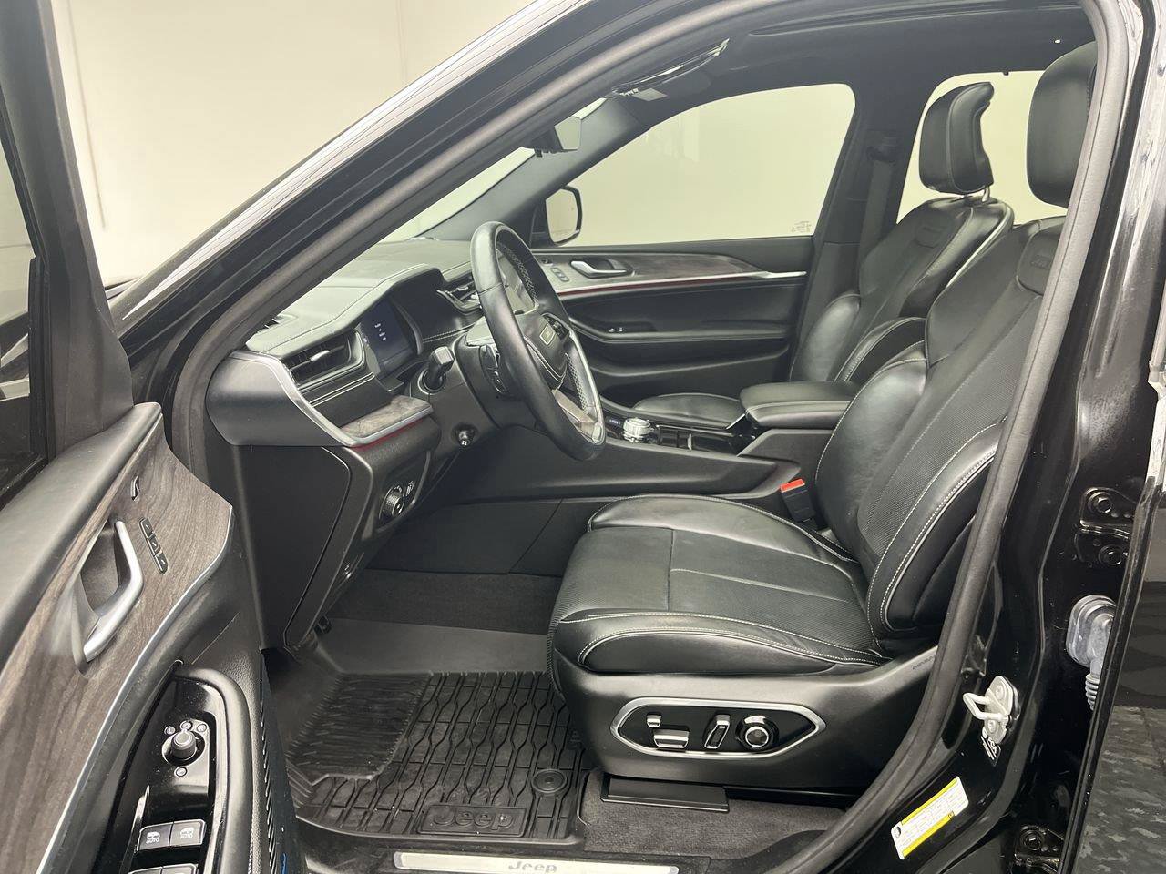 Used 2021 Jeep Grand Cherokee L Overland w/ Luxury Tech Group IV AWD/4WD image 3