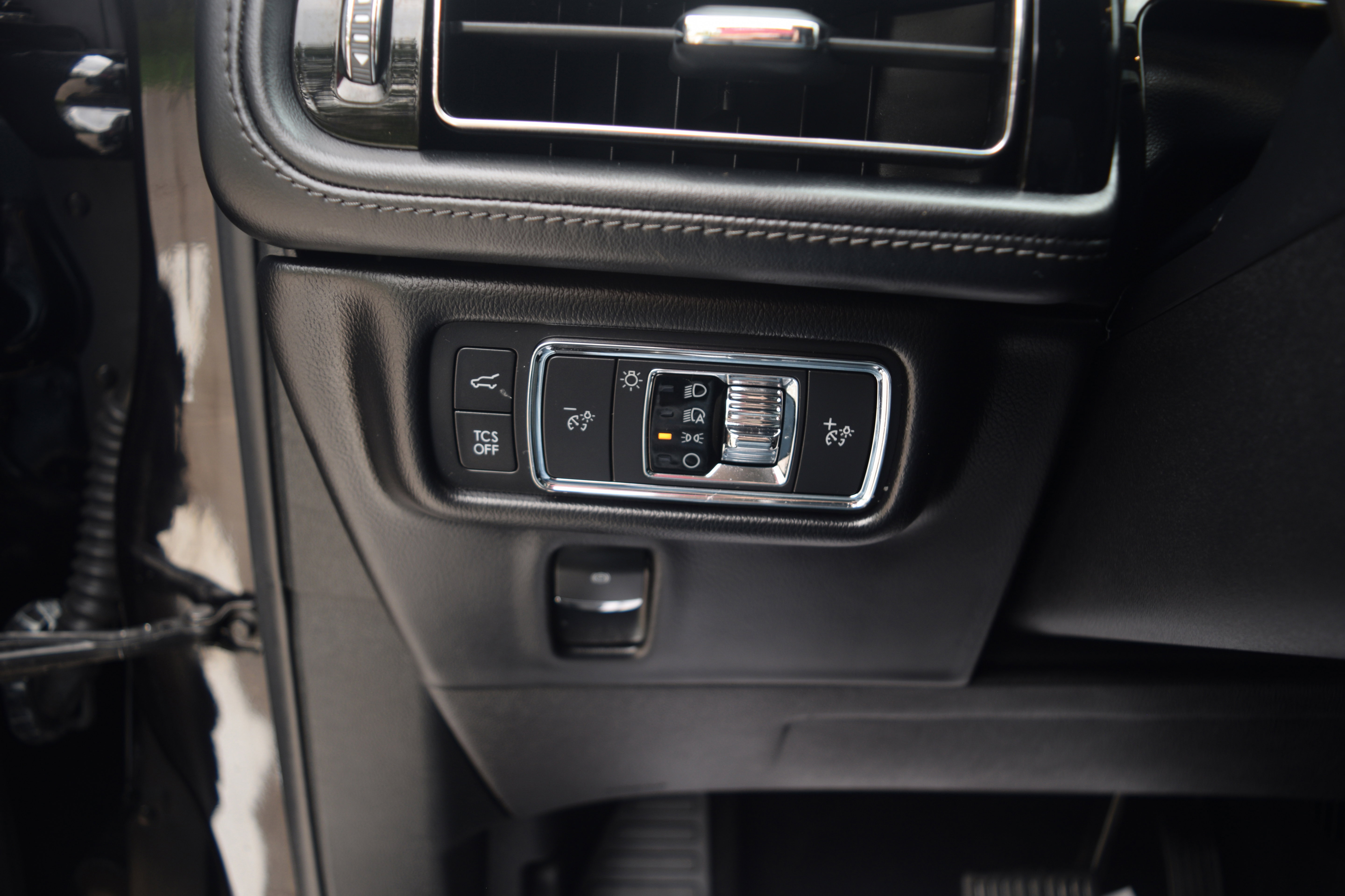 Used 2022 Lincoln Nautilus Reserve w/ Equipment Group 201A image 7