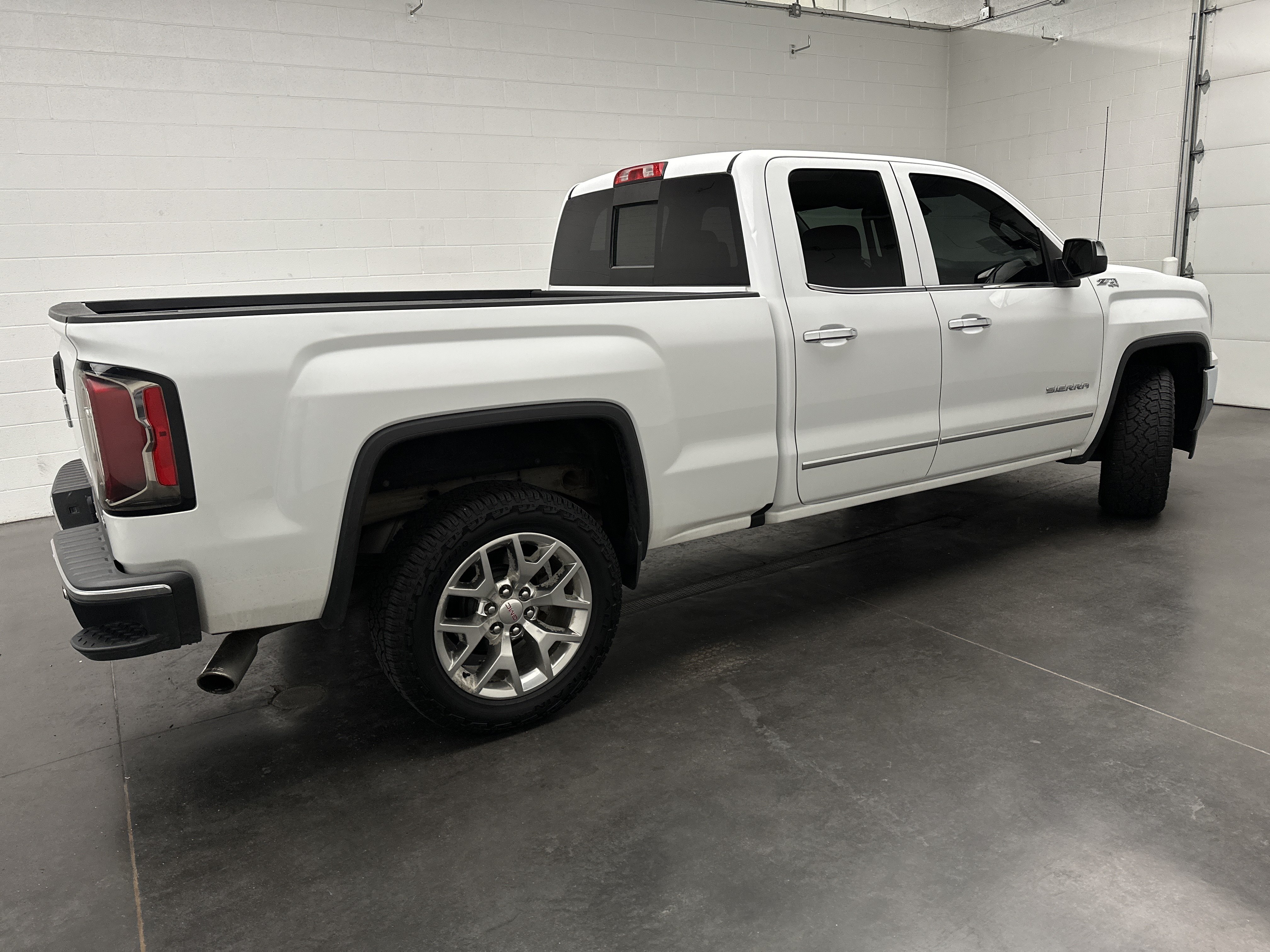 Used 2018 GMC Sierra 1500 SLT w/ SLT Premium Package AWD/4WD image 11