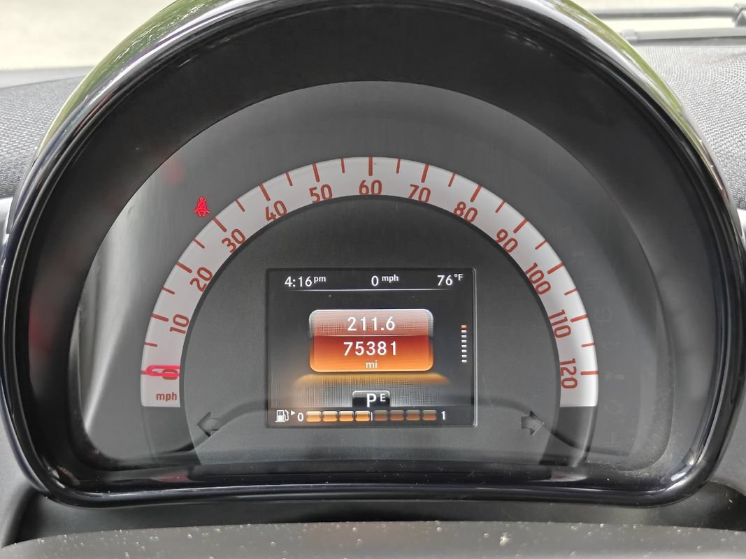 Used 2017 smart fortwo passion RWD image 25