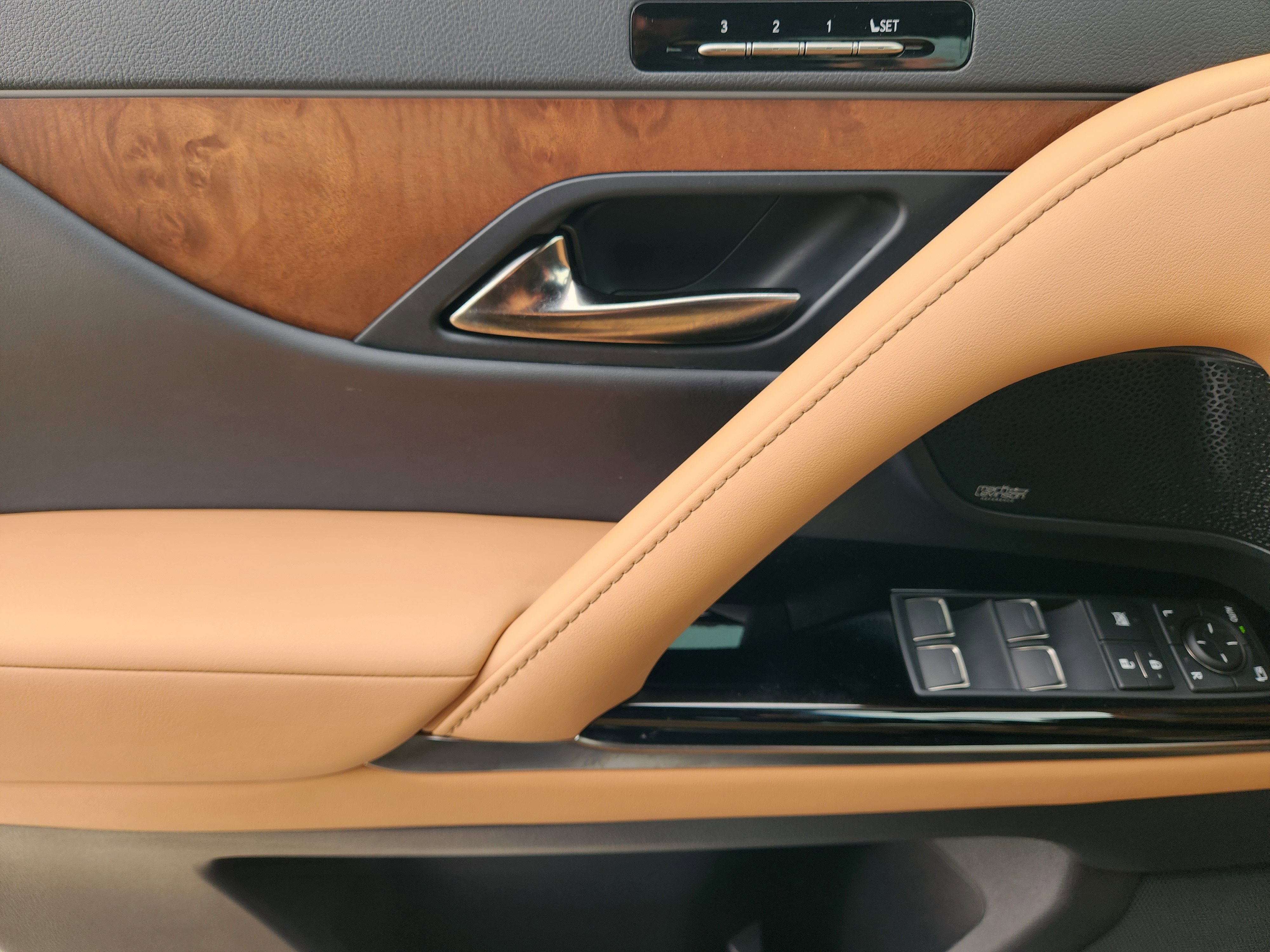 Used 2025 Lexus LX 600 4WD w/ Luxury Package image 28