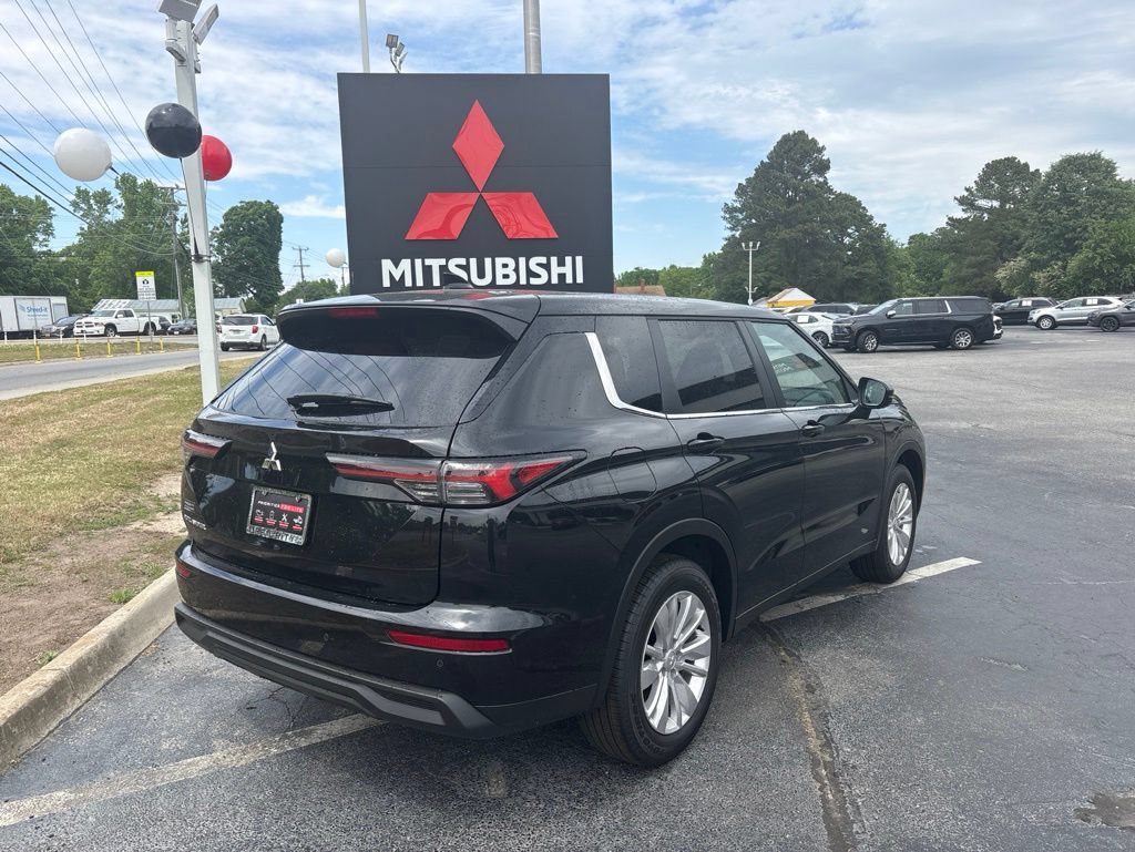 New 2026 Mitsubishi Outlander ES FWD image 3