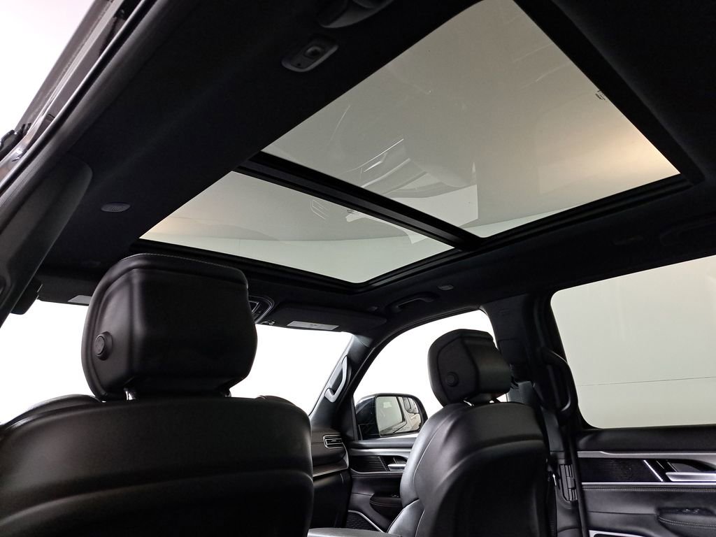 Used 2025 Jeep Wagoneer 4WD w/ Premium Group I image 24