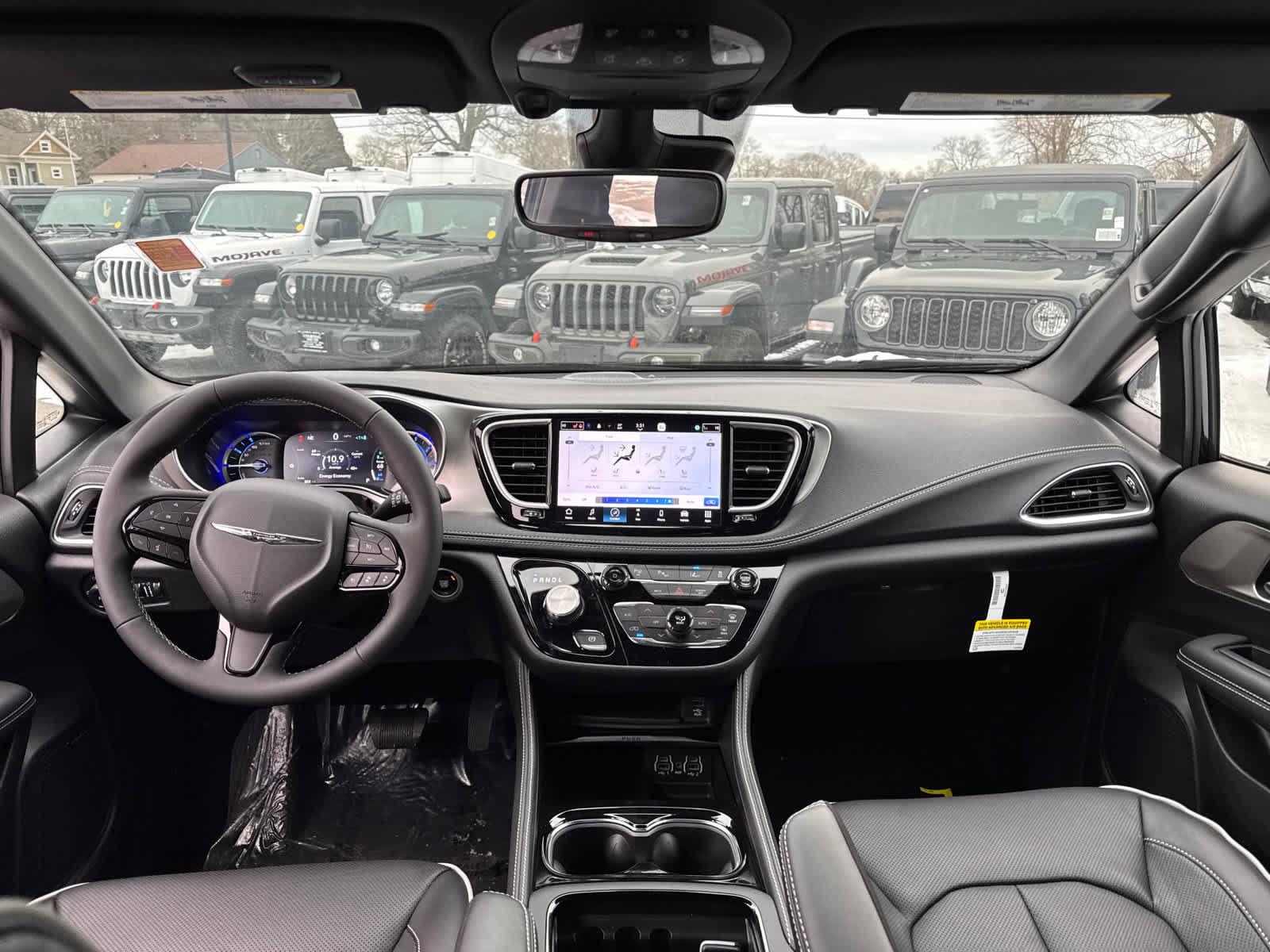 Used 2023 Chrysler Pacifica Limited w/ Uconnect Theater Family Group image 34