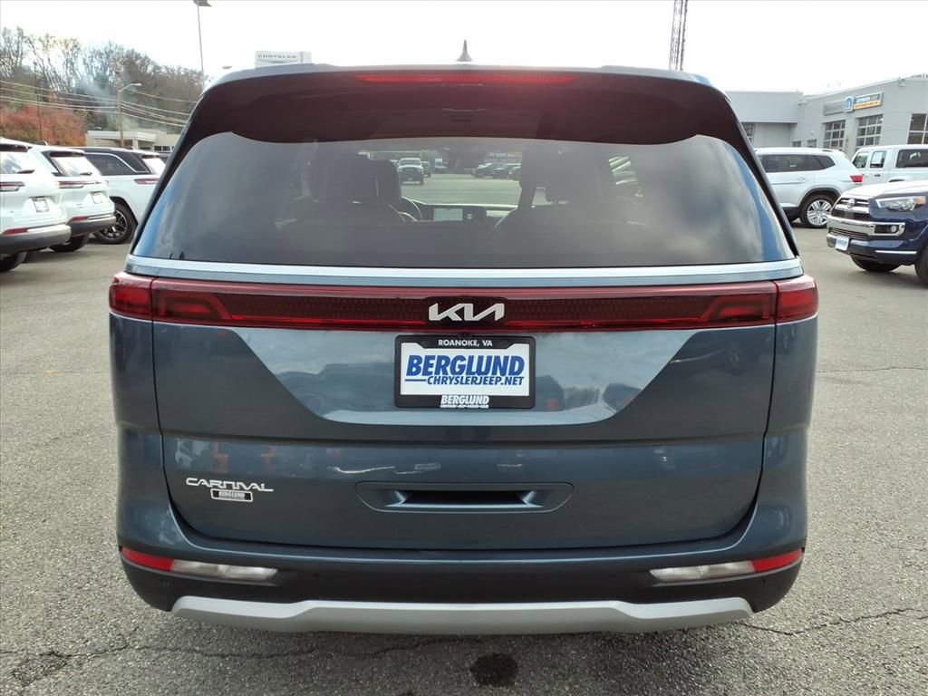 Used 2024 Kia Carnival EX image 5