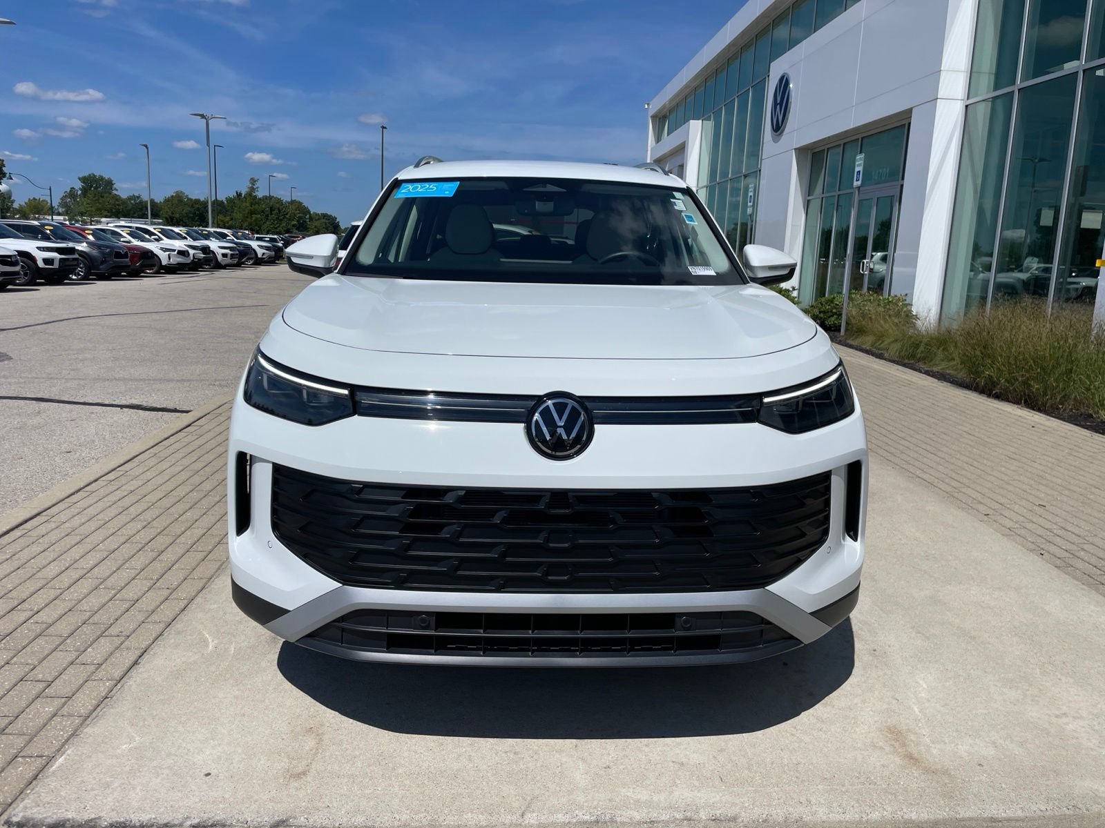Certified 2025 Volkswagen Tiguan SE FWD image 4