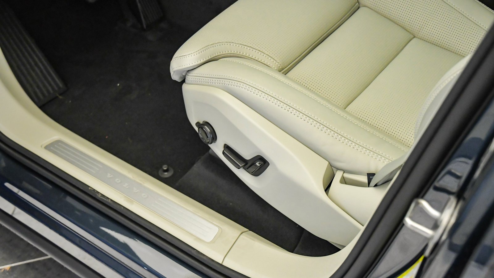 New 2026 Volvo XC60 B5 Ultra w/ Protection Package Premier image 24