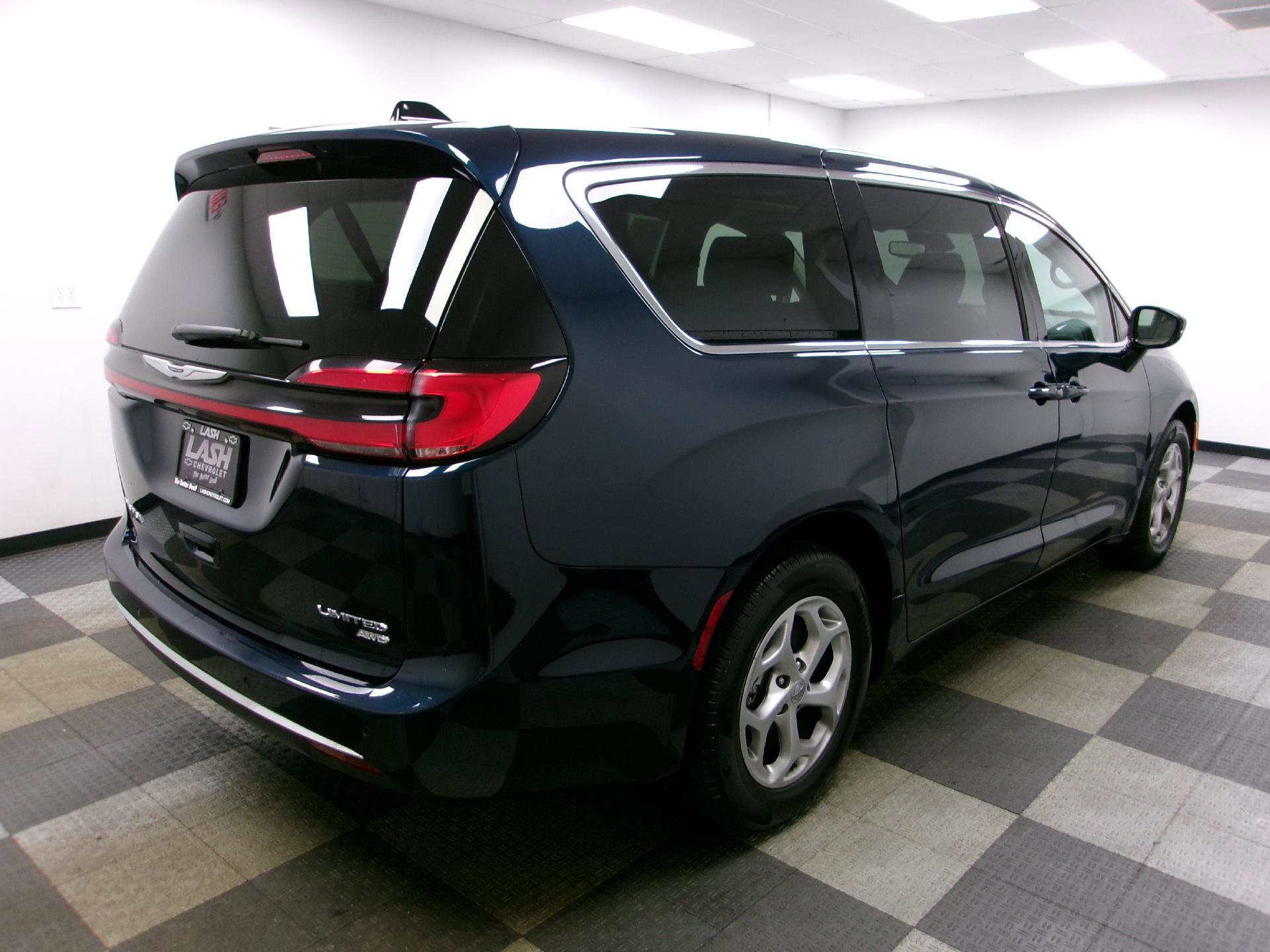 Used 2024 Chrysler Pacifica Limited image 17