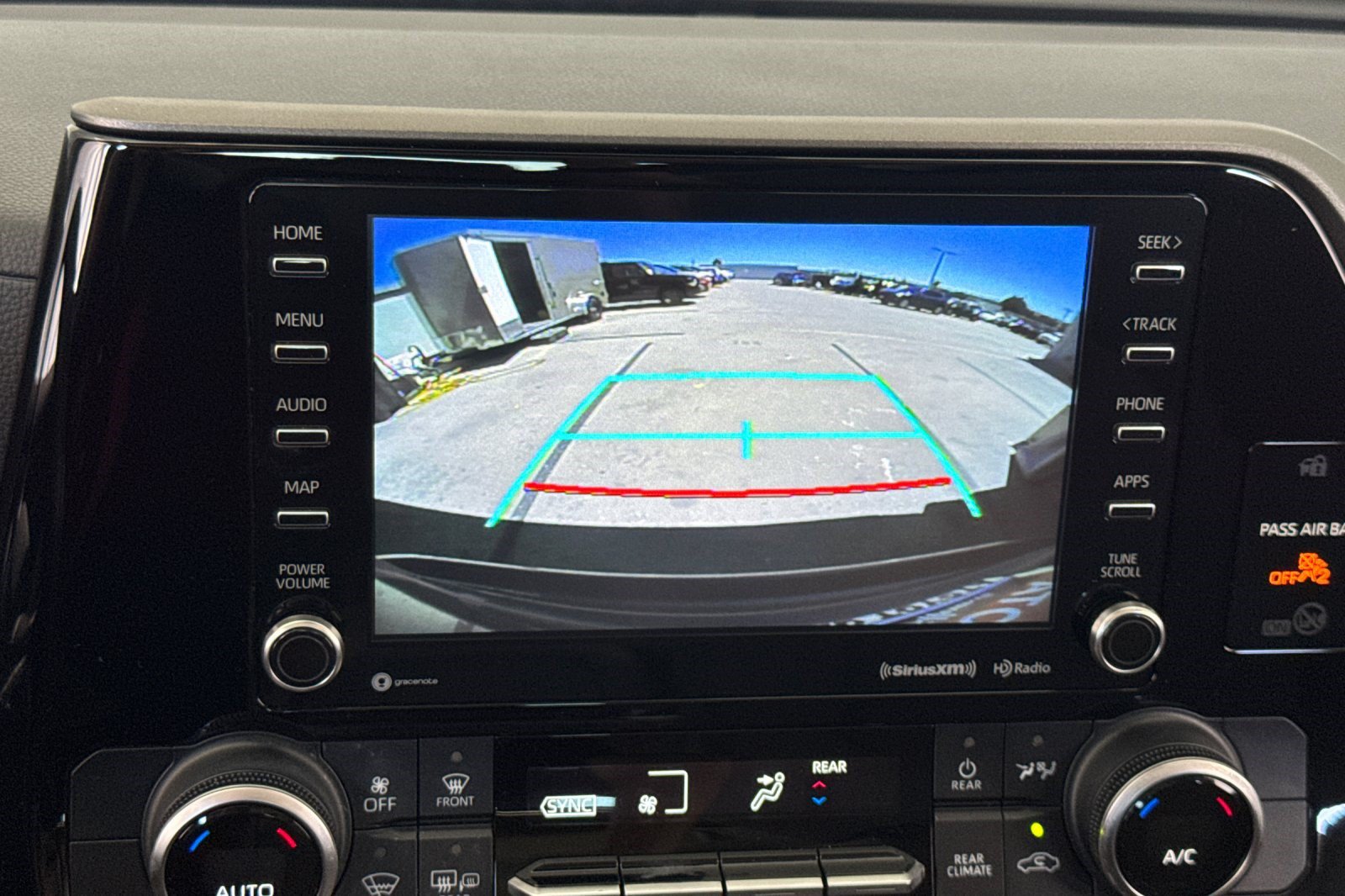 Used 2021 Toyota Highlander LE FWD image 19