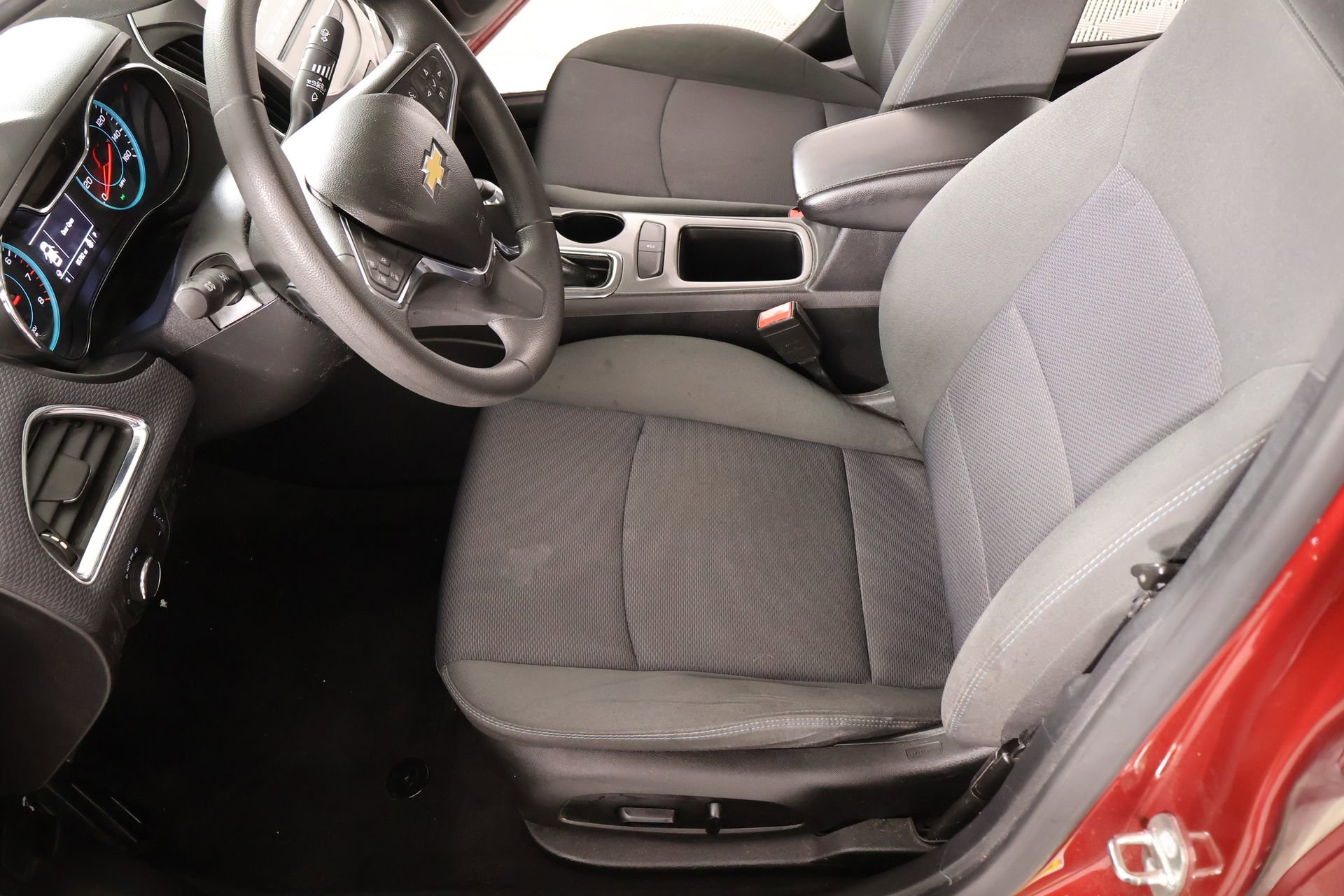 Used 2018 Chevrolet Cruze LT w/ Convenience Package image 11