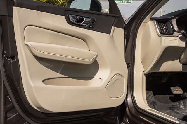 Used 2023 Volvo XC60 T8 Plus image 35