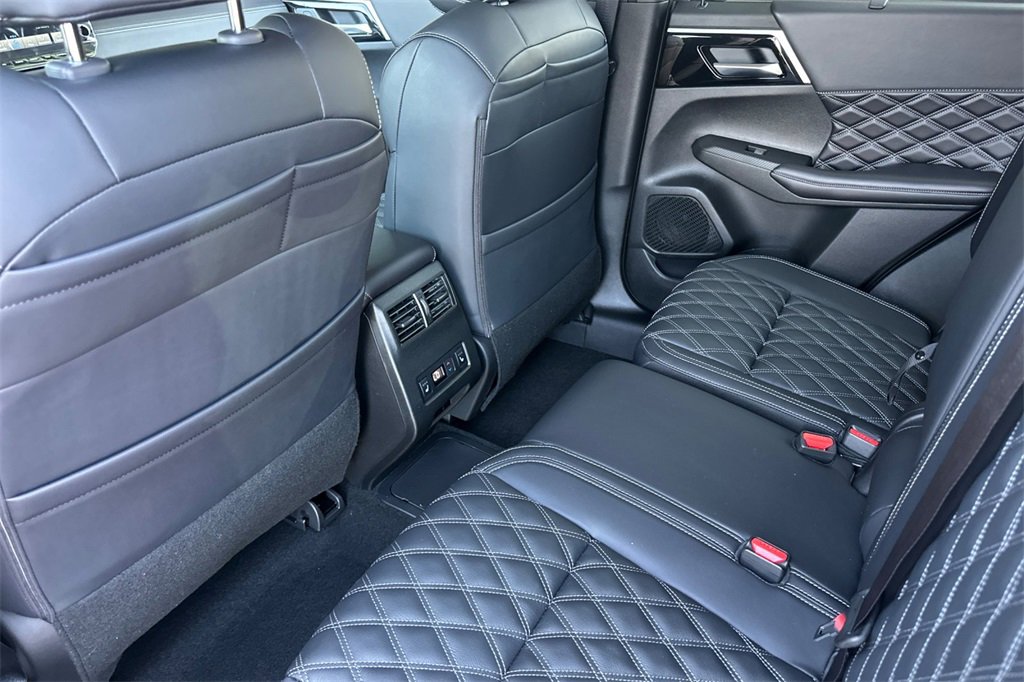 New 2025 Mitsubishi Outlander SEL image 13