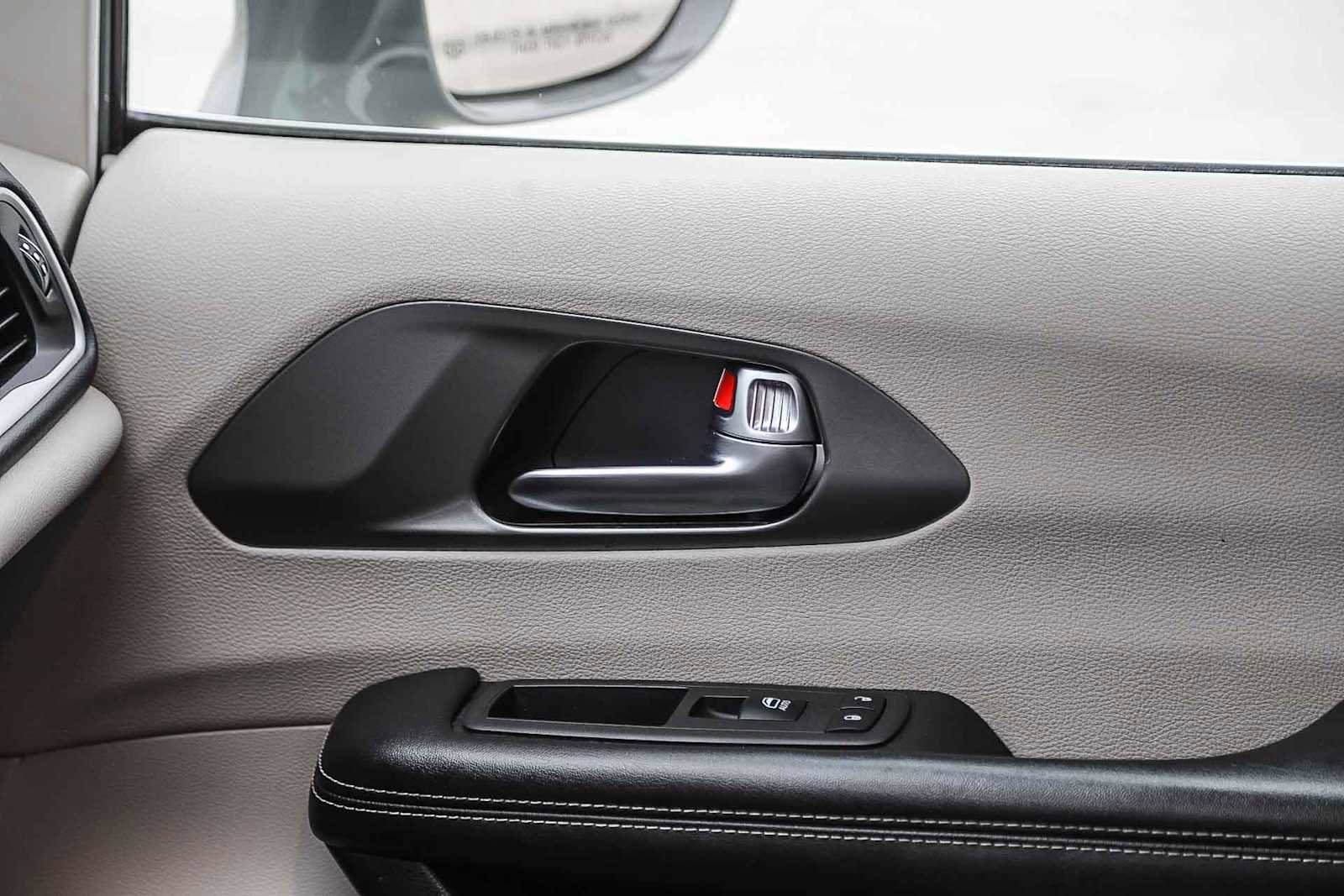 Used 2022 Chrysler Pacifica Touring-L image 22