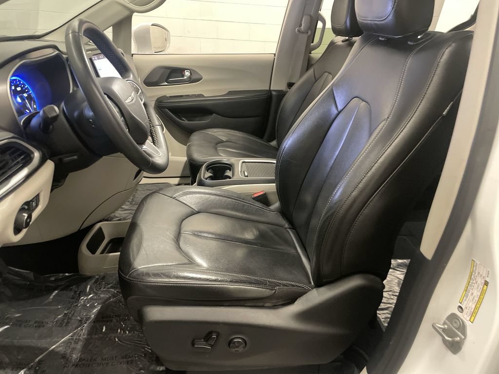 Used 2022 Chrysler Pacifica Touring-L FWD image 12