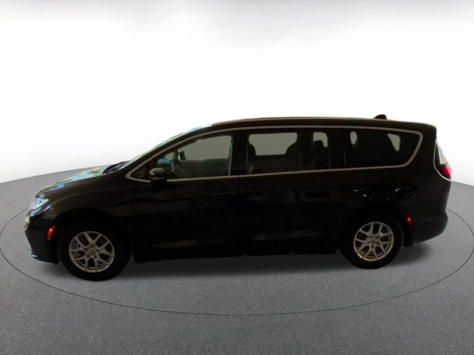 Used 2024 Chrysler Pacifica Touring-L image 9