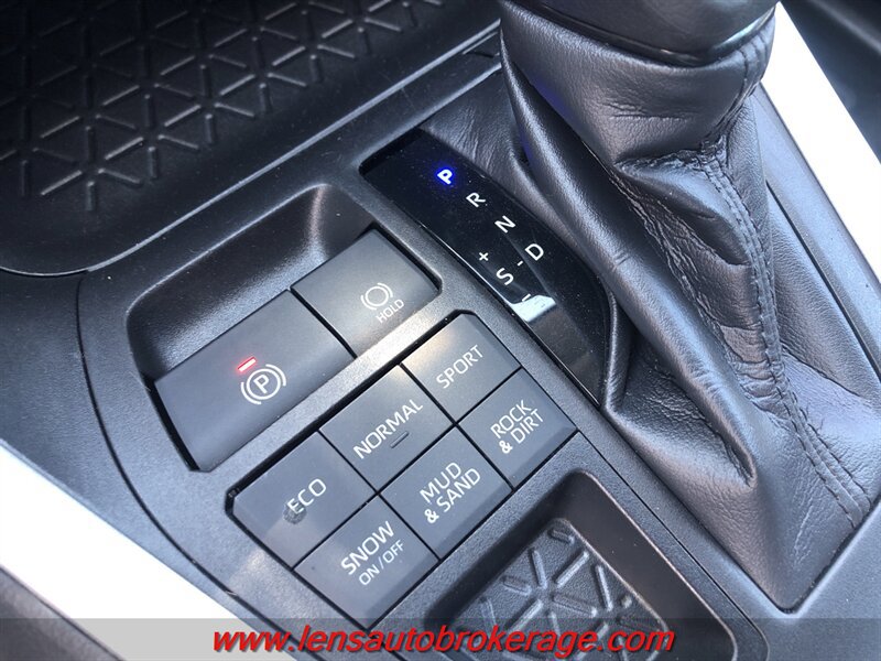 Used 2021 Toyota RAV4 XLE AWD/4WD image 12